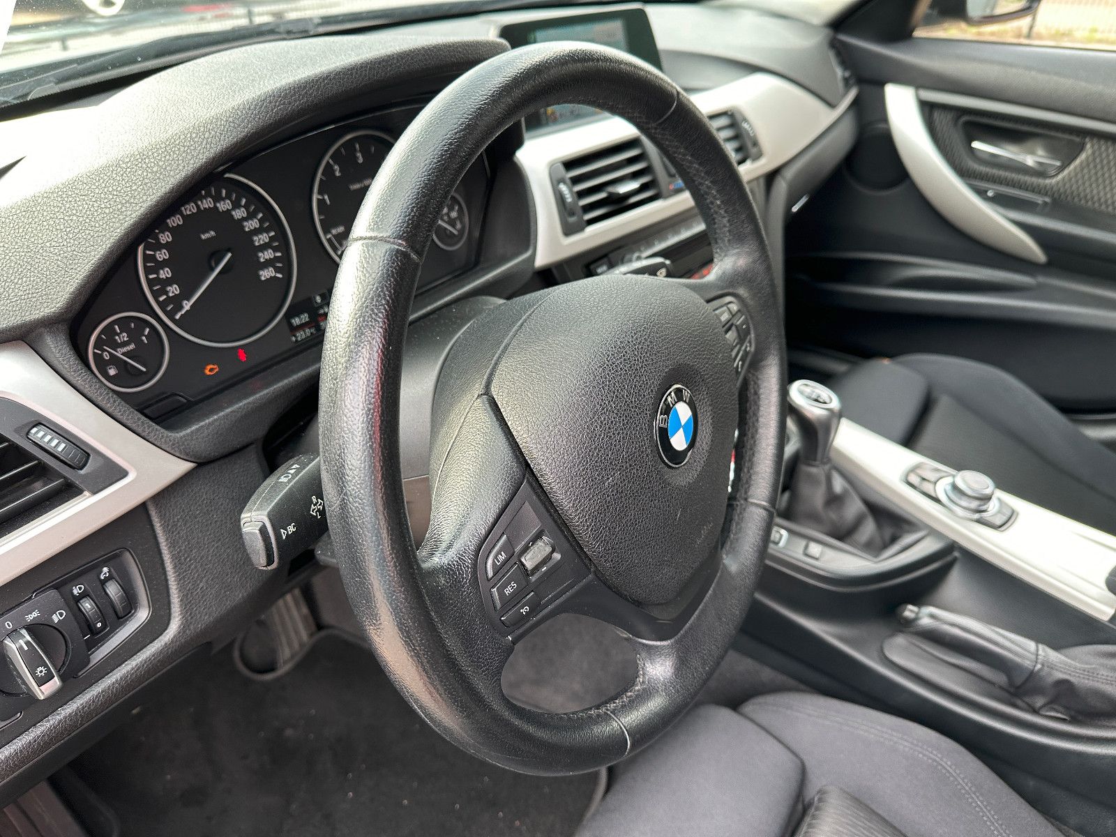 Fahrzeugabbildung BMW 320 D Touring 135 KW  Navi SH 8x Alu S/W