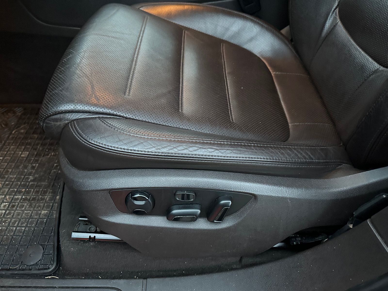 Fahrzeugabbildung Volkswagen Touareg V6 TDI 3.0 240 PS Hu neu Leder AHK Navi