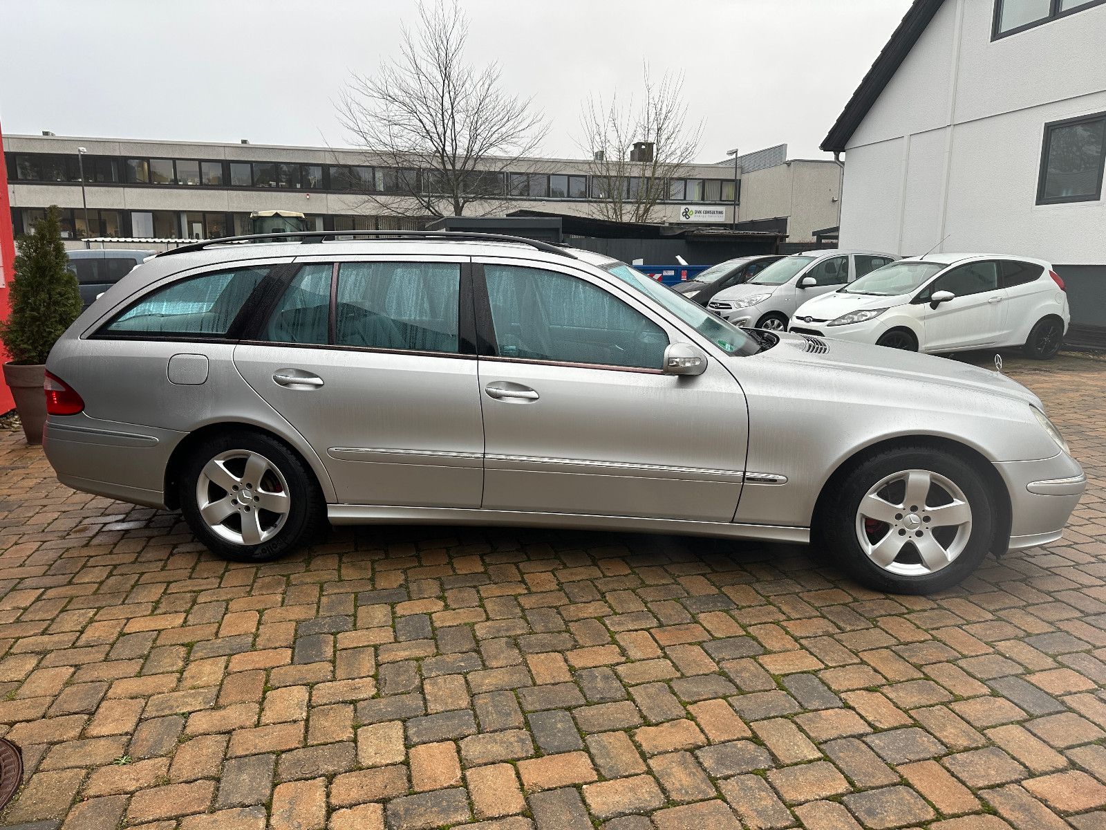 Fahrzeugabbildung Mercedes-Benz E 200 T Kompressor 1.8 163 PS Leder Xenon SH