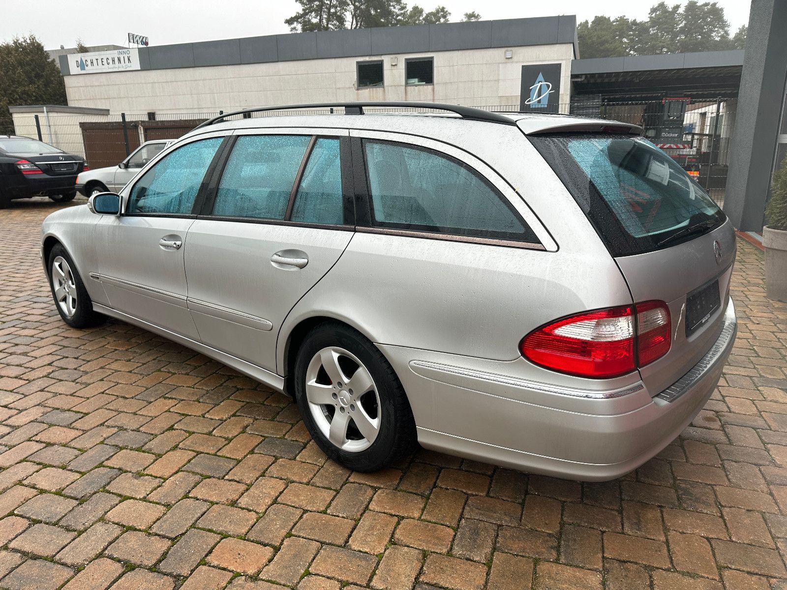 Fahrzeugabbildung Mercedes-Benz E 200 T Kompressor 1.8 163 PS Leder Xenon SH