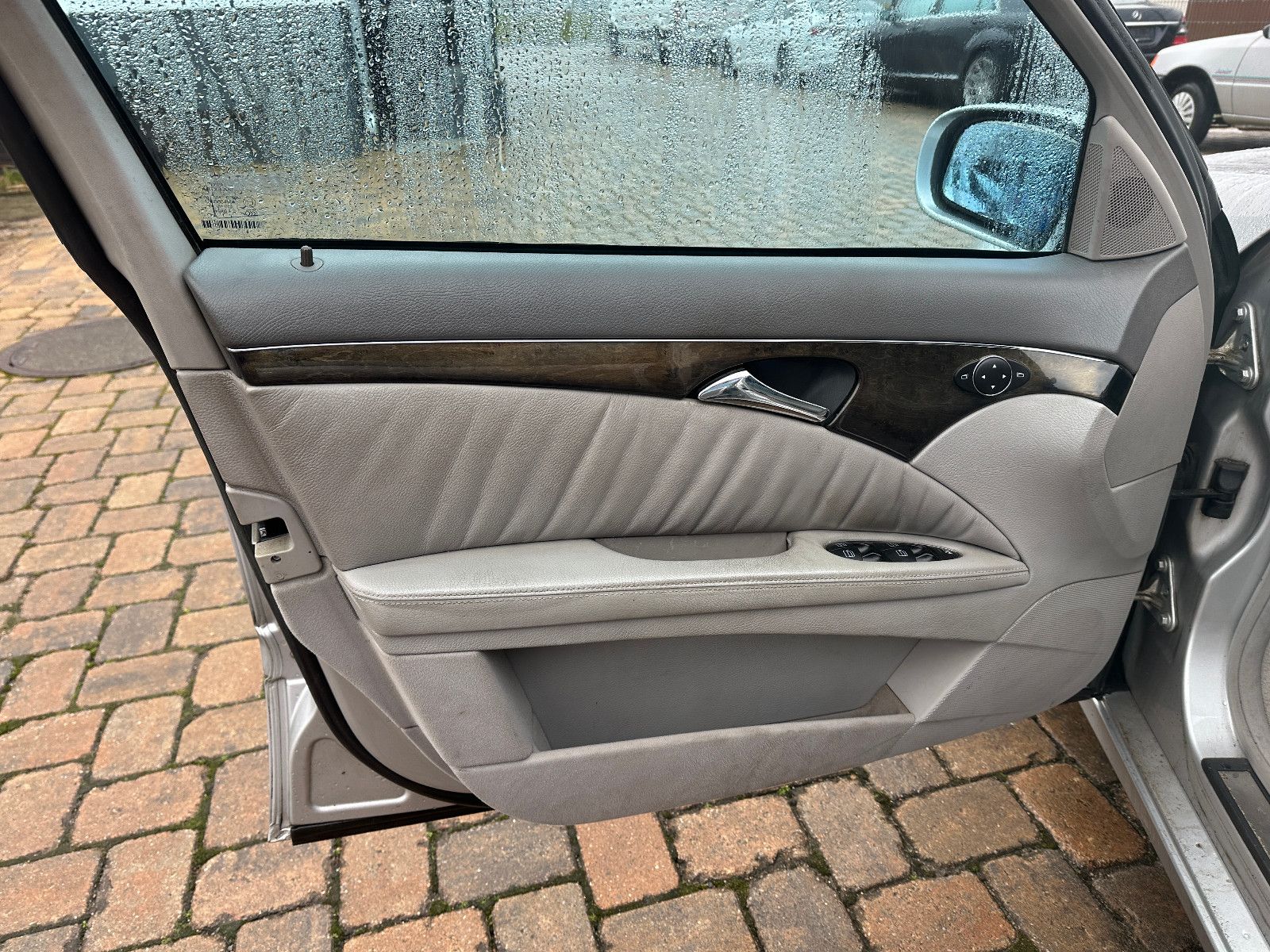 Fahrzeugabbildung Mercedes-Benz E 200 T Kompressor 1.8 163 PS Leder Xenon SH