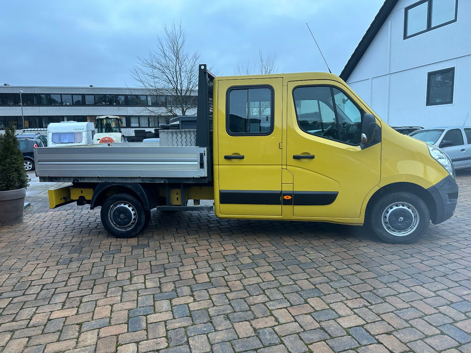 Fahrzeugabbildung Renault Master III DoKa Pritsche L3H1 3,5t 147 PS HU neu