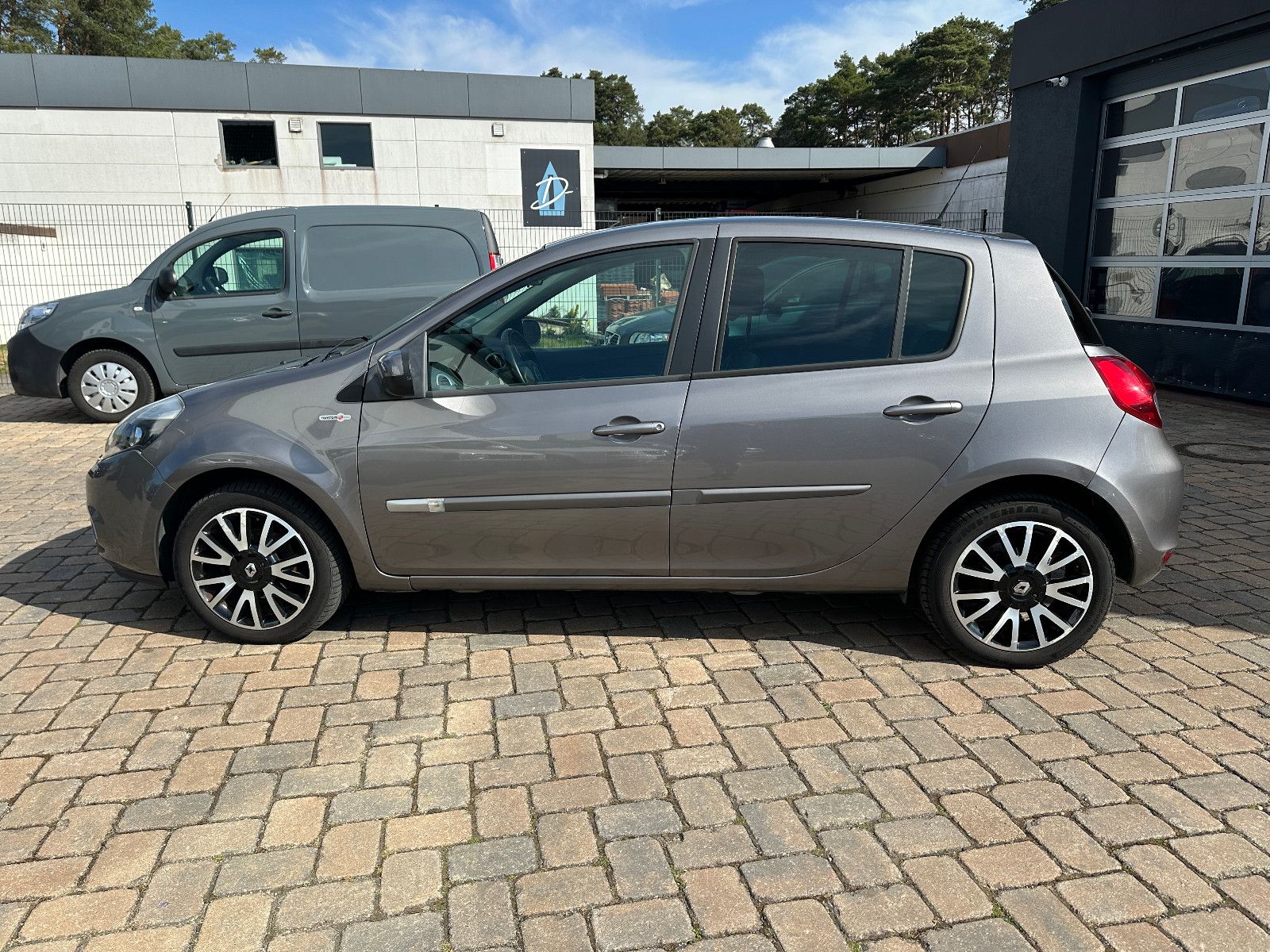 Fahrzeugabbildung Renault Clio III Tom Tom Edition HU neu Navi Klima SH
