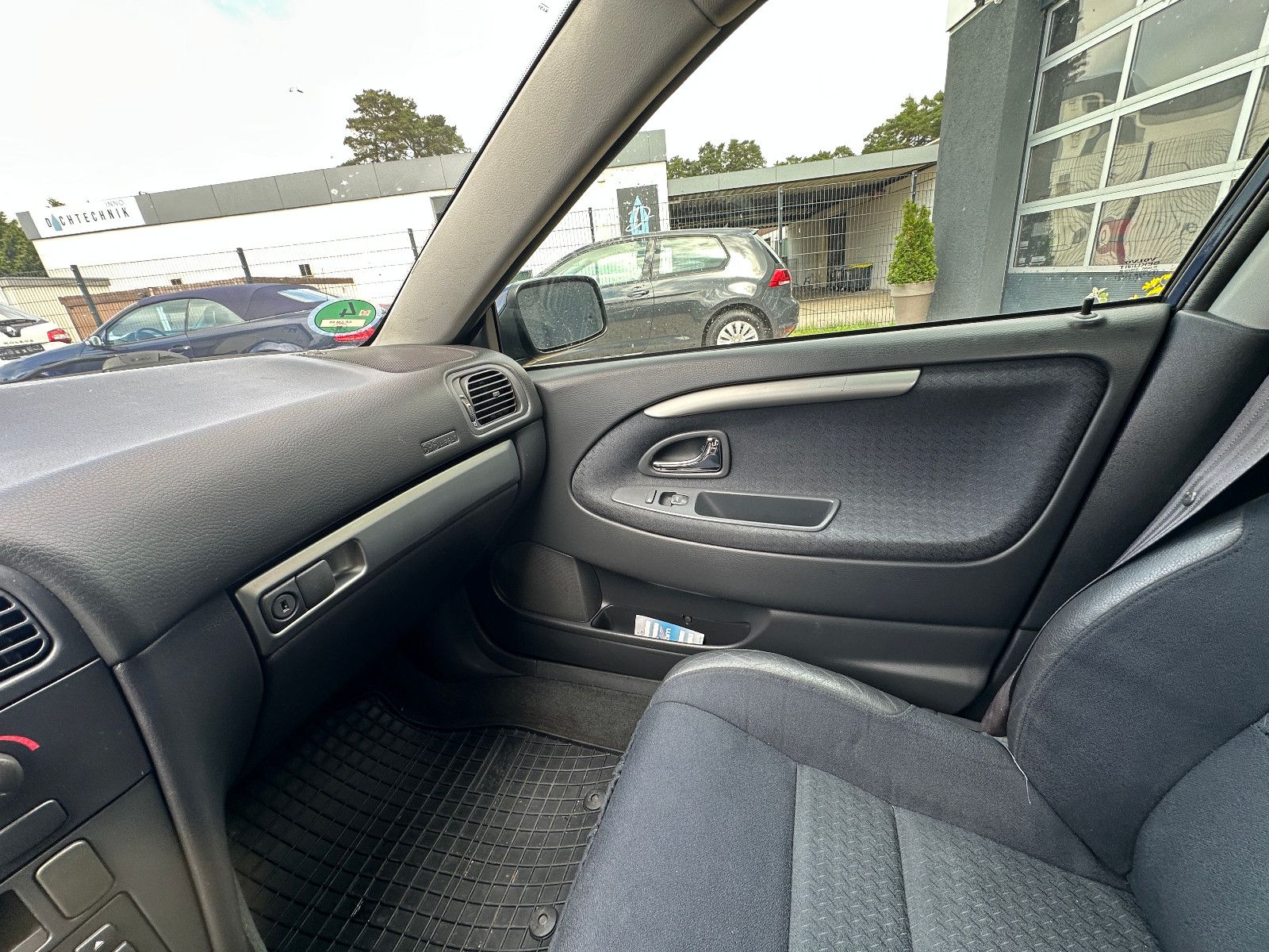 Fahrzeugabbildung Volvo V40 2.0 Comfort 2.0 136 PS Hu neu Autom. Klima