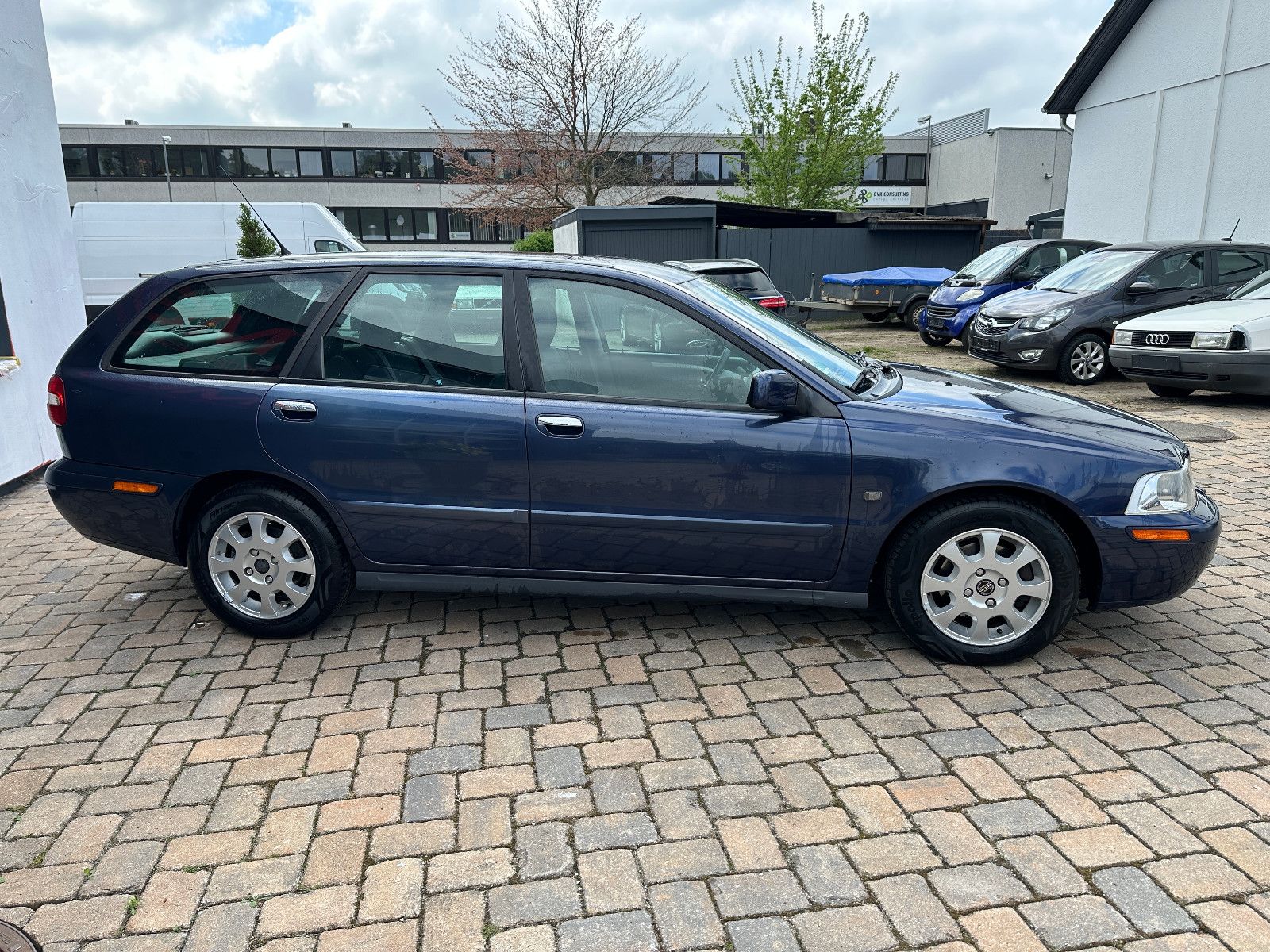 Fahrzeugabbildung Volvo V40 2.0 Comfort 2.0 136 PS Hu neu Autom. Klima
