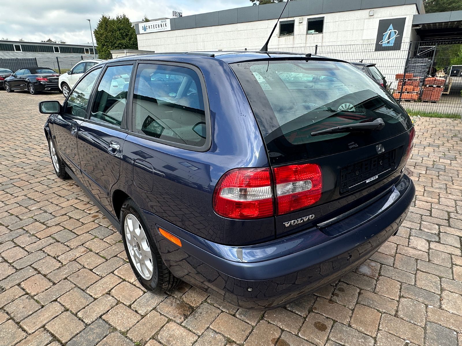 Fahrzeugabbildung Volvo V40 2.0 Comfort 2.0 136 PS Hu neu Autom. Klima
