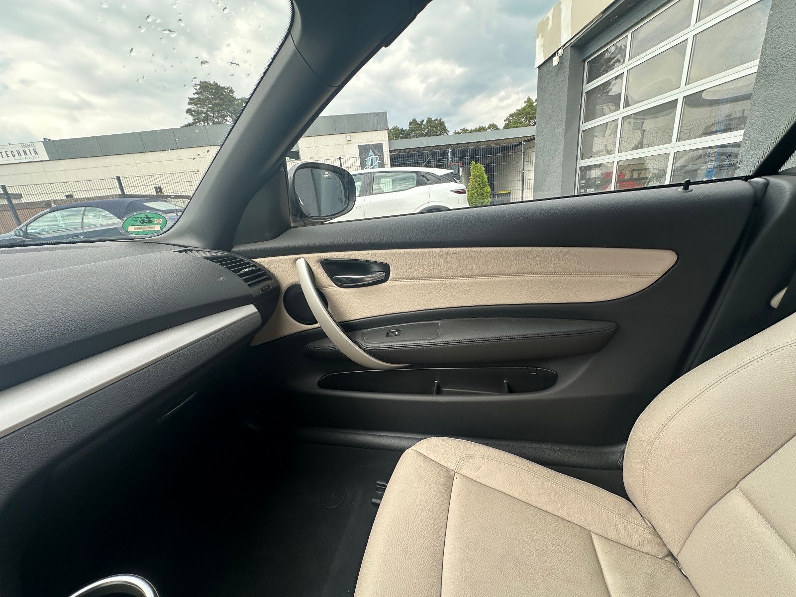Fahrzeugabbildung BMW 118i Cabrio 143 PS Tüv neu Leder Navi 1.Hand