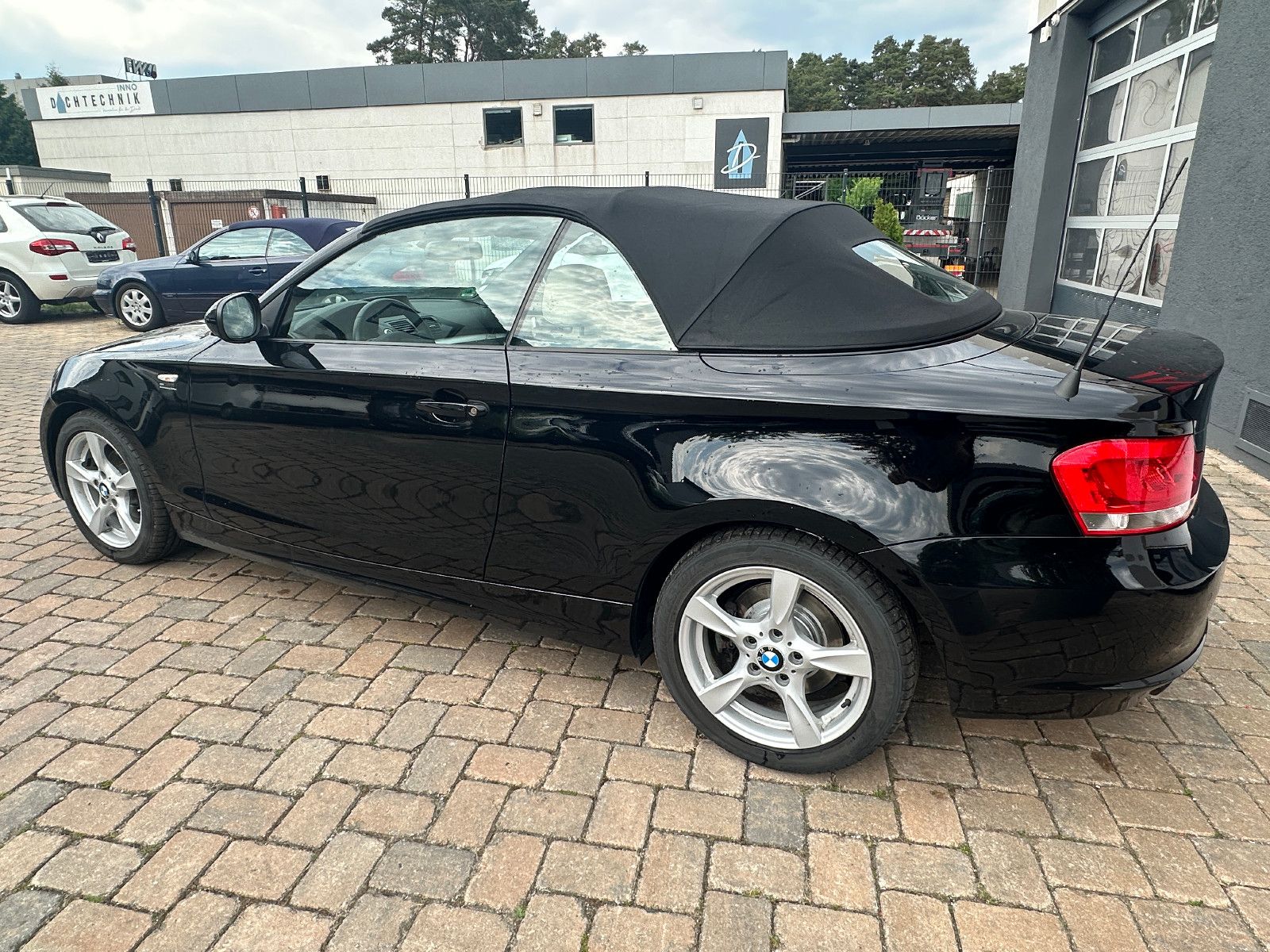 Fahrzeugabbildung BMW 118i Cabrio 143 PS Tüv neu Leder Navi 1.Hand