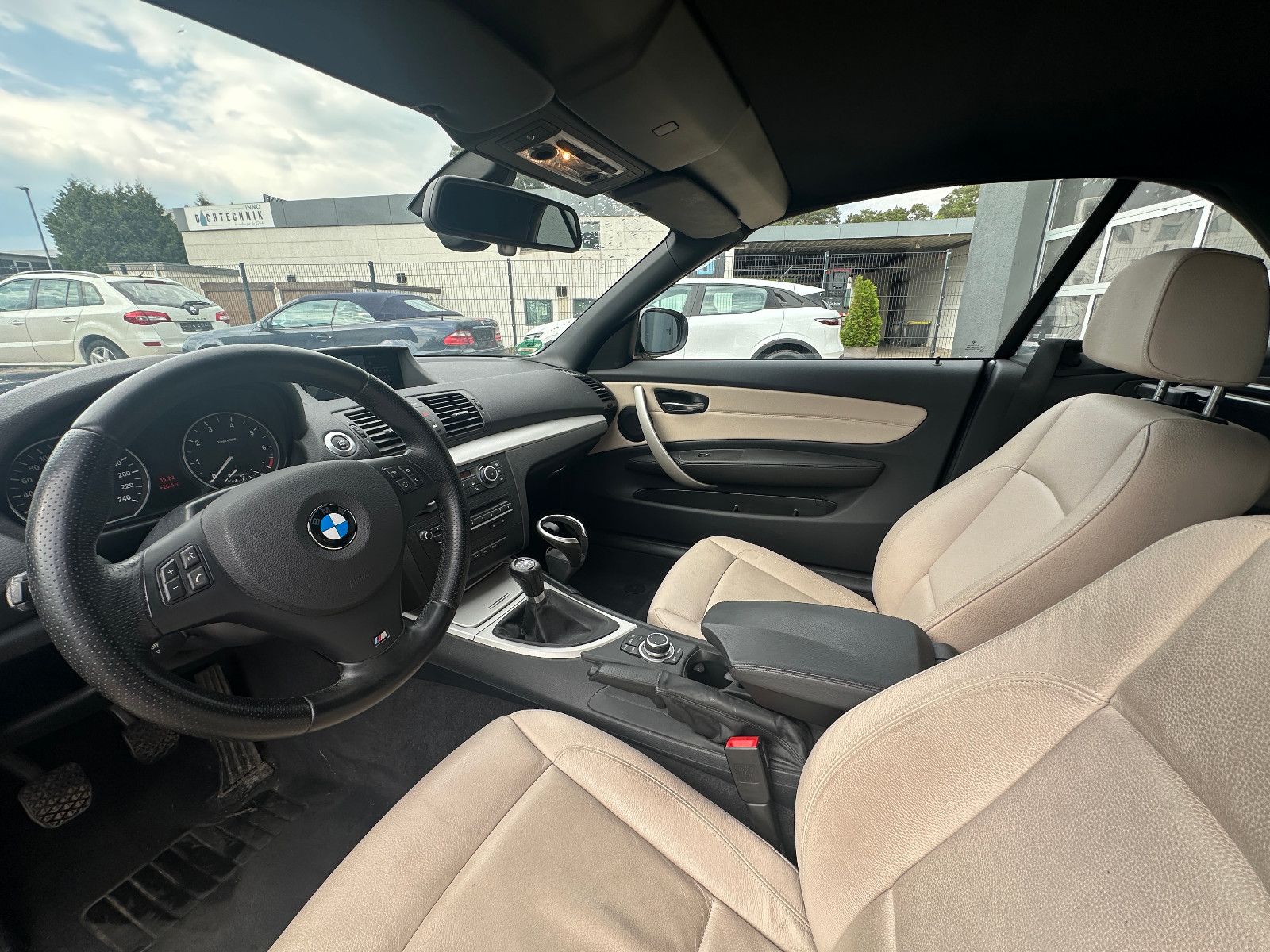 Fahrzeugabbildung BMW 118i Cabrio 143 PS Tüv neu Leder Navi 1.Hand