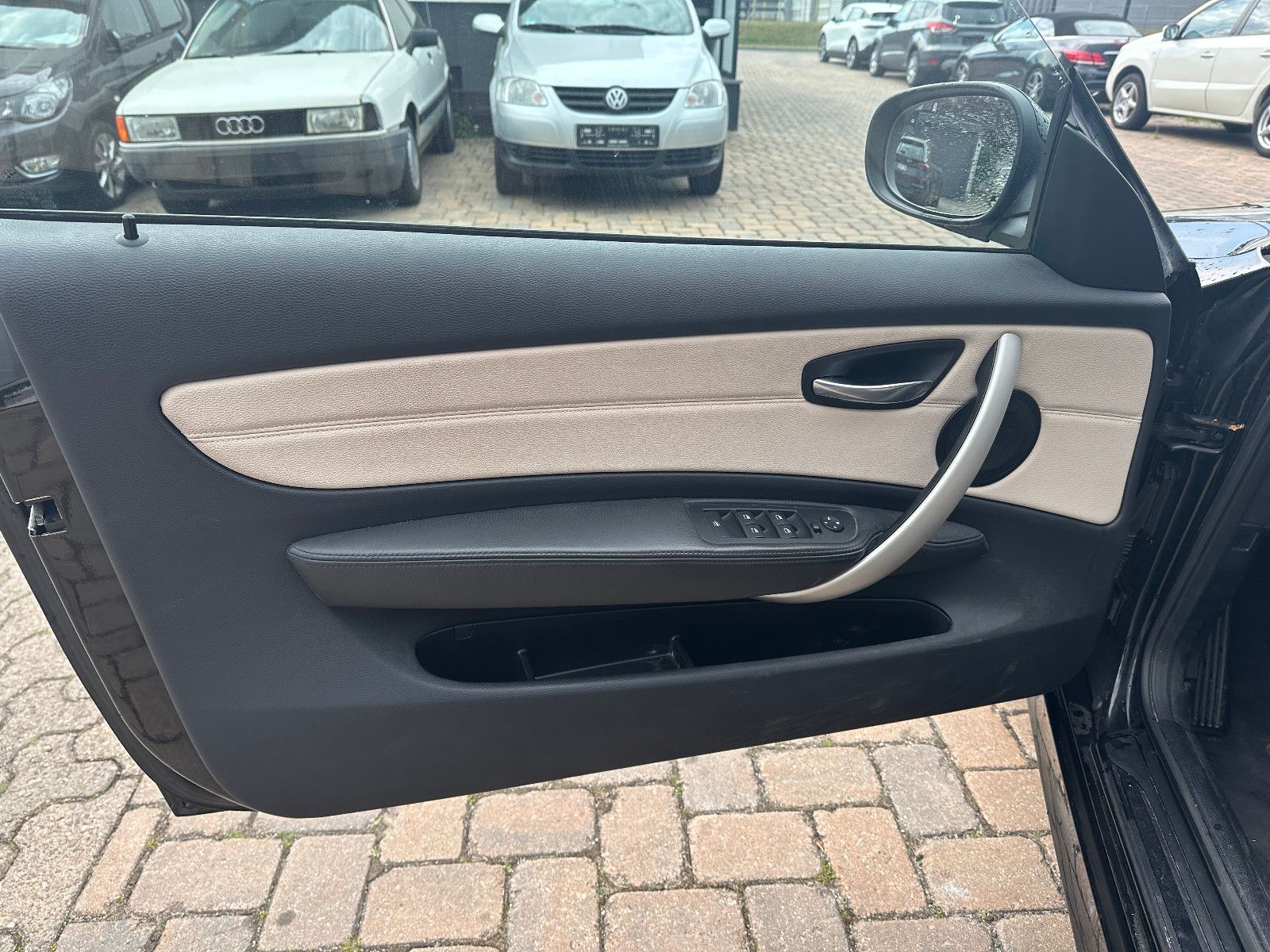 Fahrzeugabbildung BMW 118i Cabrio 143 PS Tüv neu Leder Navi 1.Hand