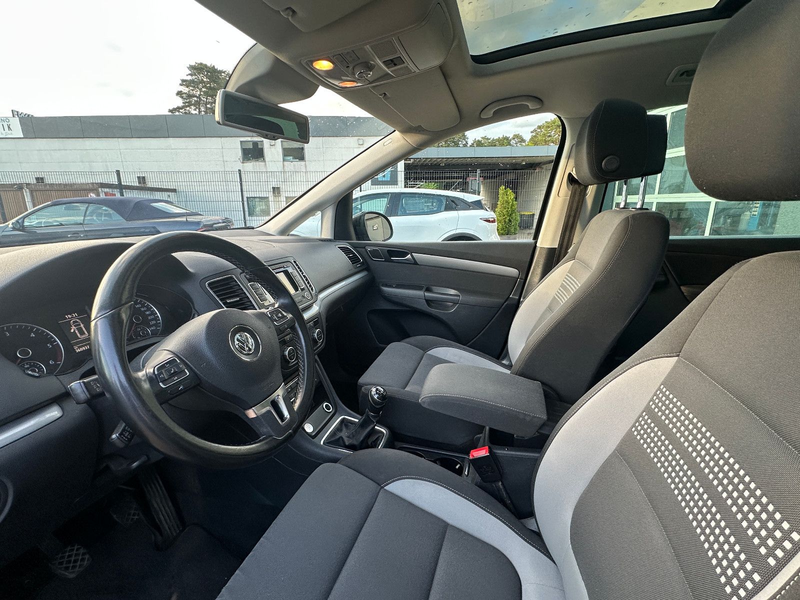 Fahrzeugabbildung Volkswagen Sharan Life 2.0 177 PS HU neu Pano AHK Navi SH