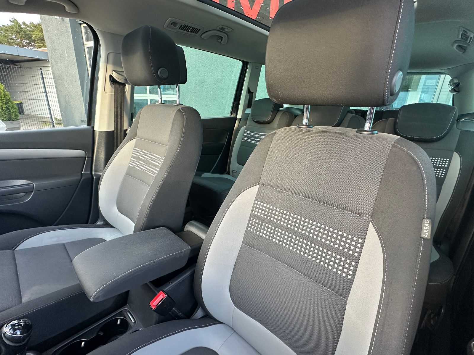 Fahrzeugabbildung Volkswagen Sharan Life 2.0 177 PS HU neu Pano AHK Navi SH
