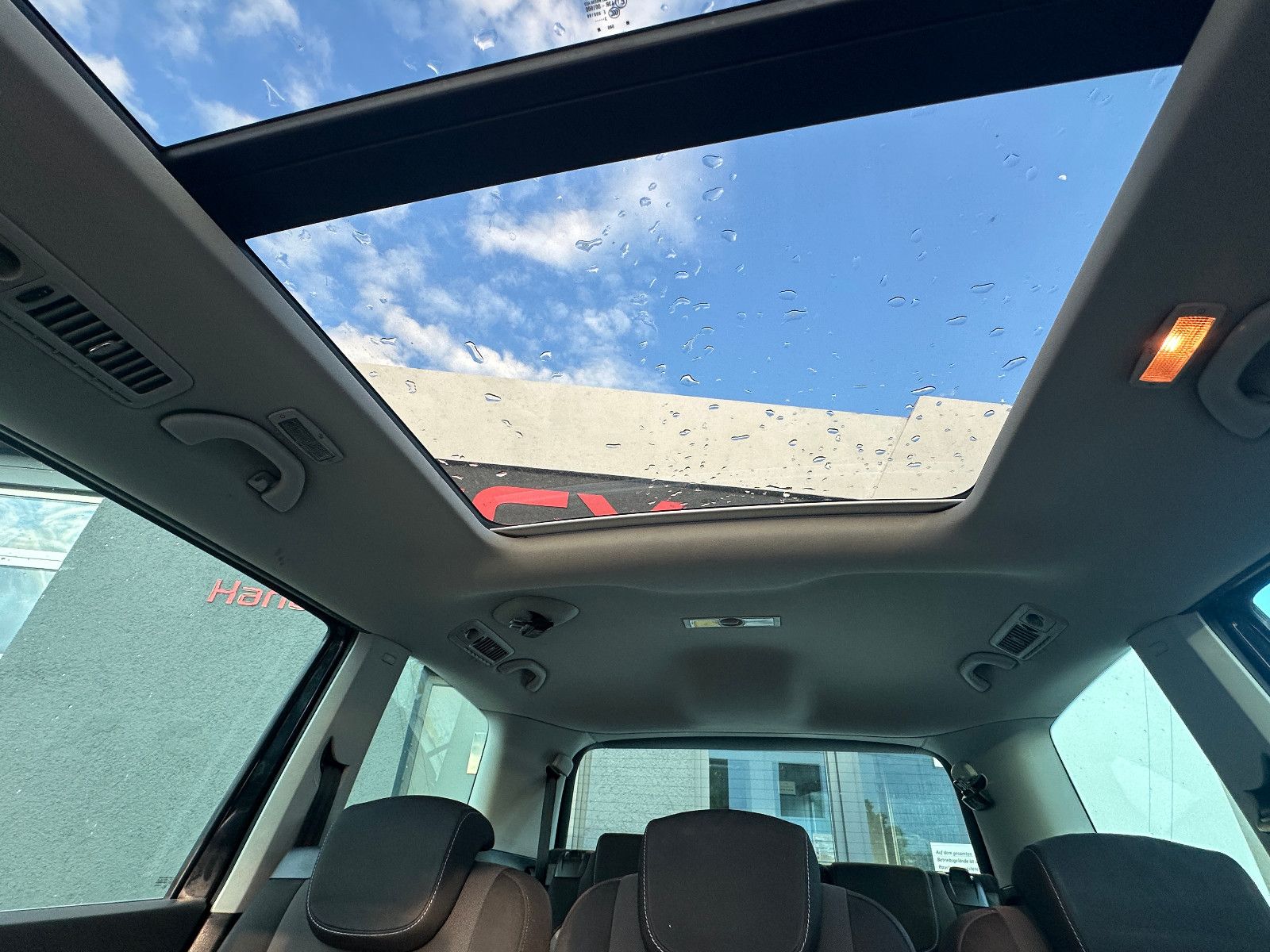 Fahrzeugabbildung Volkswagen Sharan Life 2.0 177 PS HU neu Pano AHK Navi SH