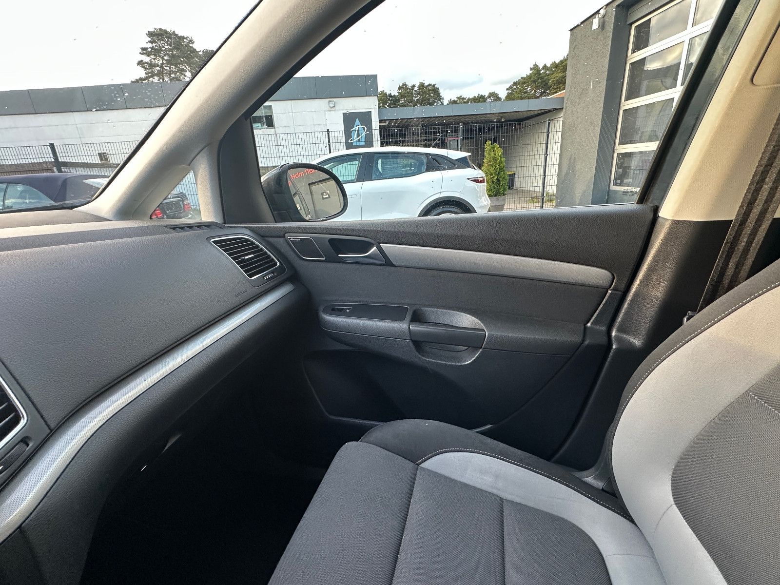 Fahrzeugabbildung Volkswagen Sharan Life 2.0 177 PS HU neu Pano AHK Navi SH