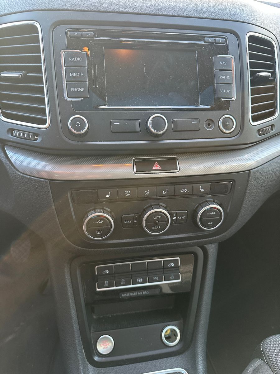 Fahrzeugabbildung Volkswagen Sharan Life 2.0 177 PS HU neu Pano AHK Navi SH