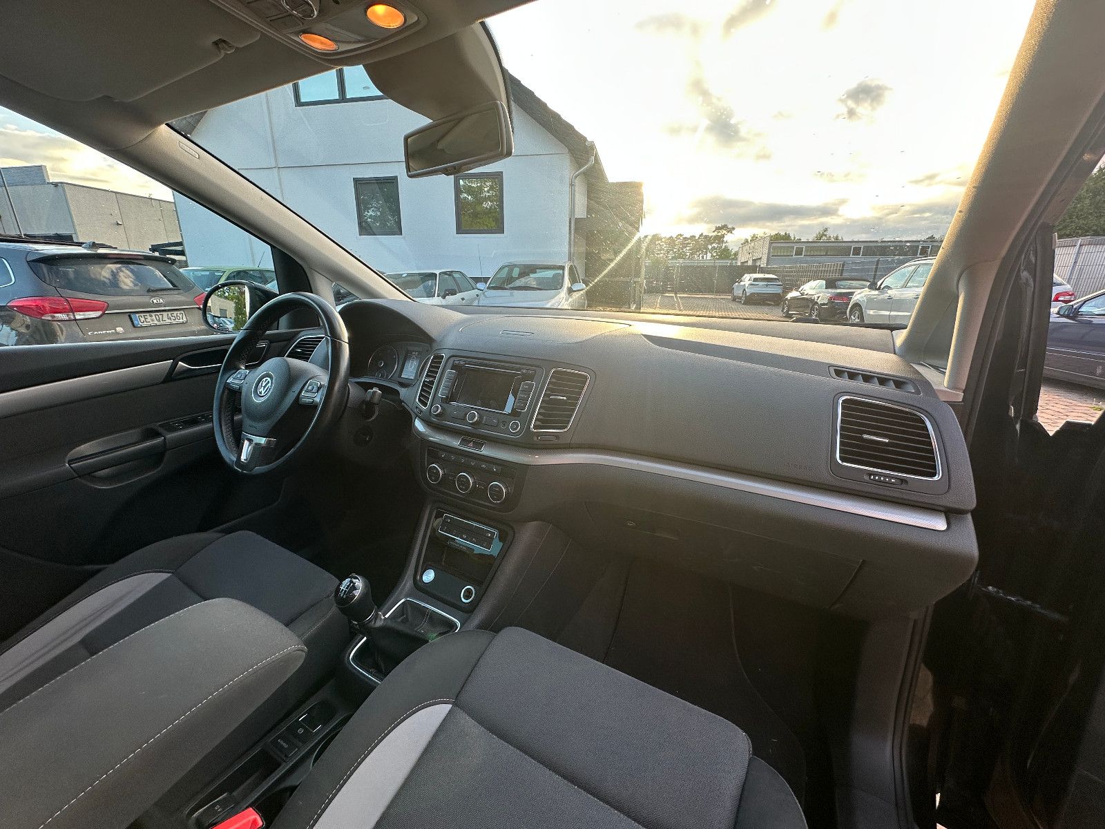 Fahrzeugabbildung Volkswagen Sharan Life 2.0 177 PS HU neu Pano AHK Navi SH