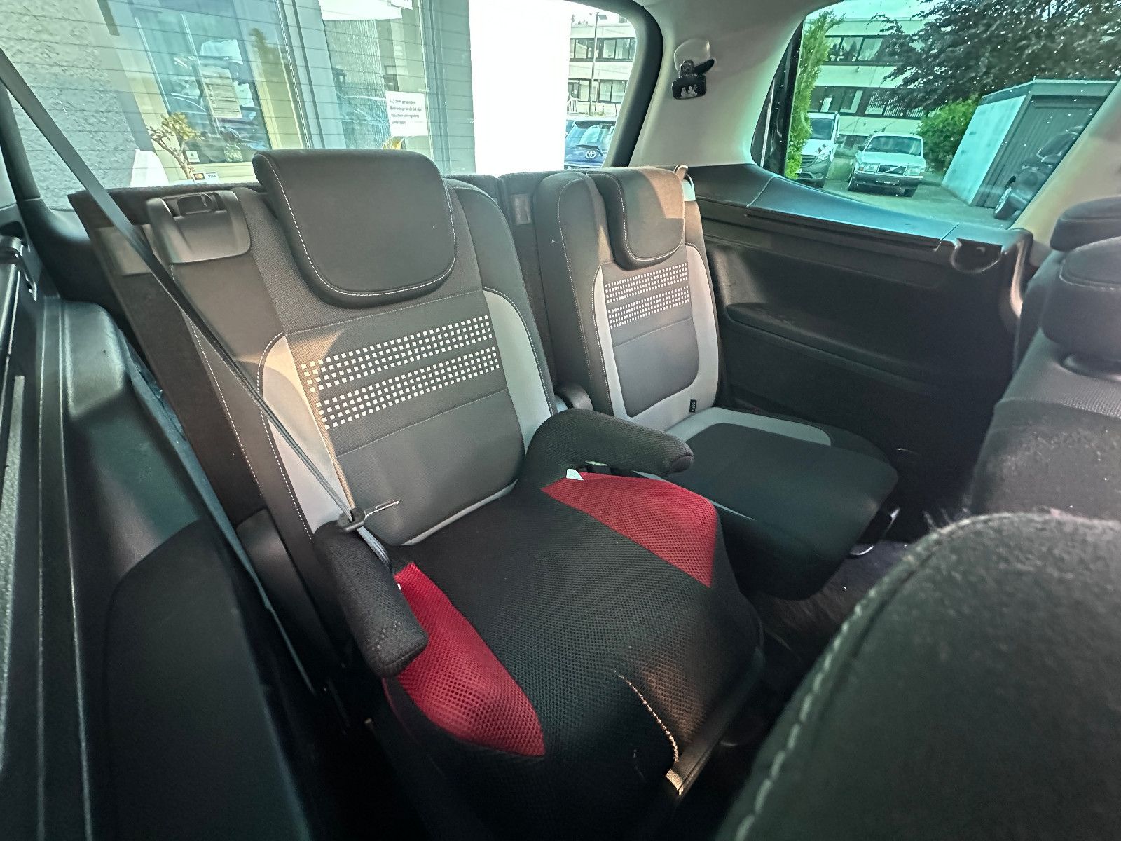 Fahrzeugabbildung Volkswagen Sharan Life 2.0 177 PS HU neu Pano AHK Navi SH