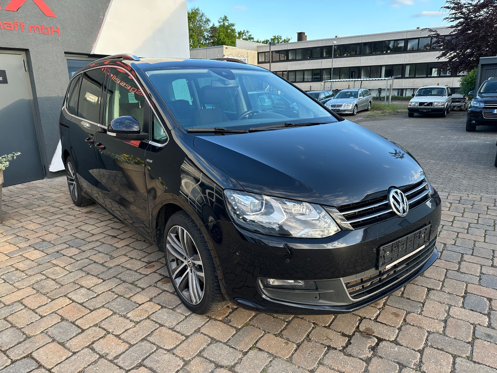Fahrzeugabbildung Volkswagen Sharan Life 2.0 177 PS HU neu Pano AHK Navi SH