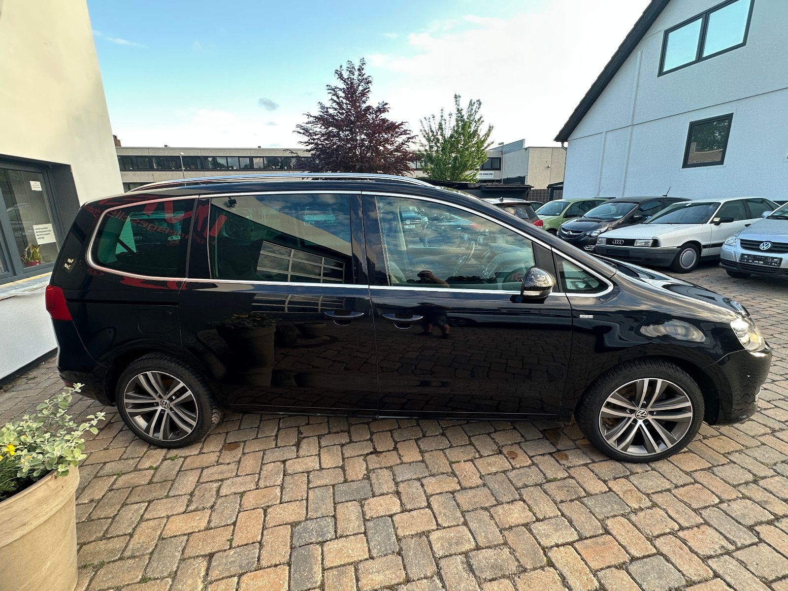 Fahrzeugabbildung Volkswagen Sharan Life 2.0 177 PS HU neu Pano AHK Navi SH