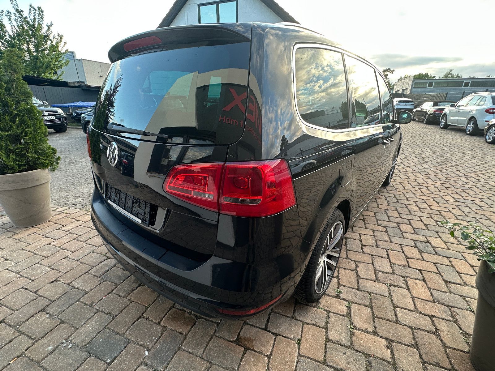Fahrzeugabbildung Volkswagen Sharan Life 2.0 177 PS HU neu Pano AHK Navi SH