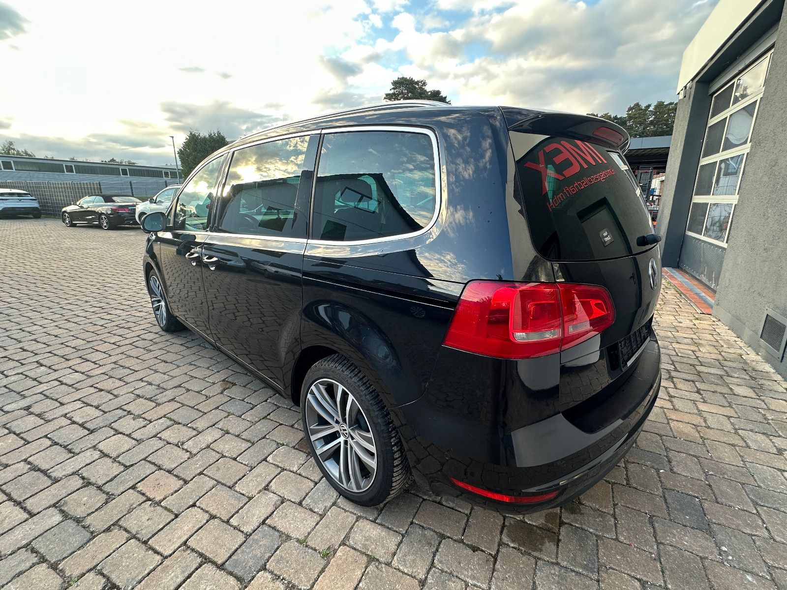 Fahrzeugabbildung Volkswagen Sharan Life 2.0 177 PS HU neu Pano AHK Navi SH