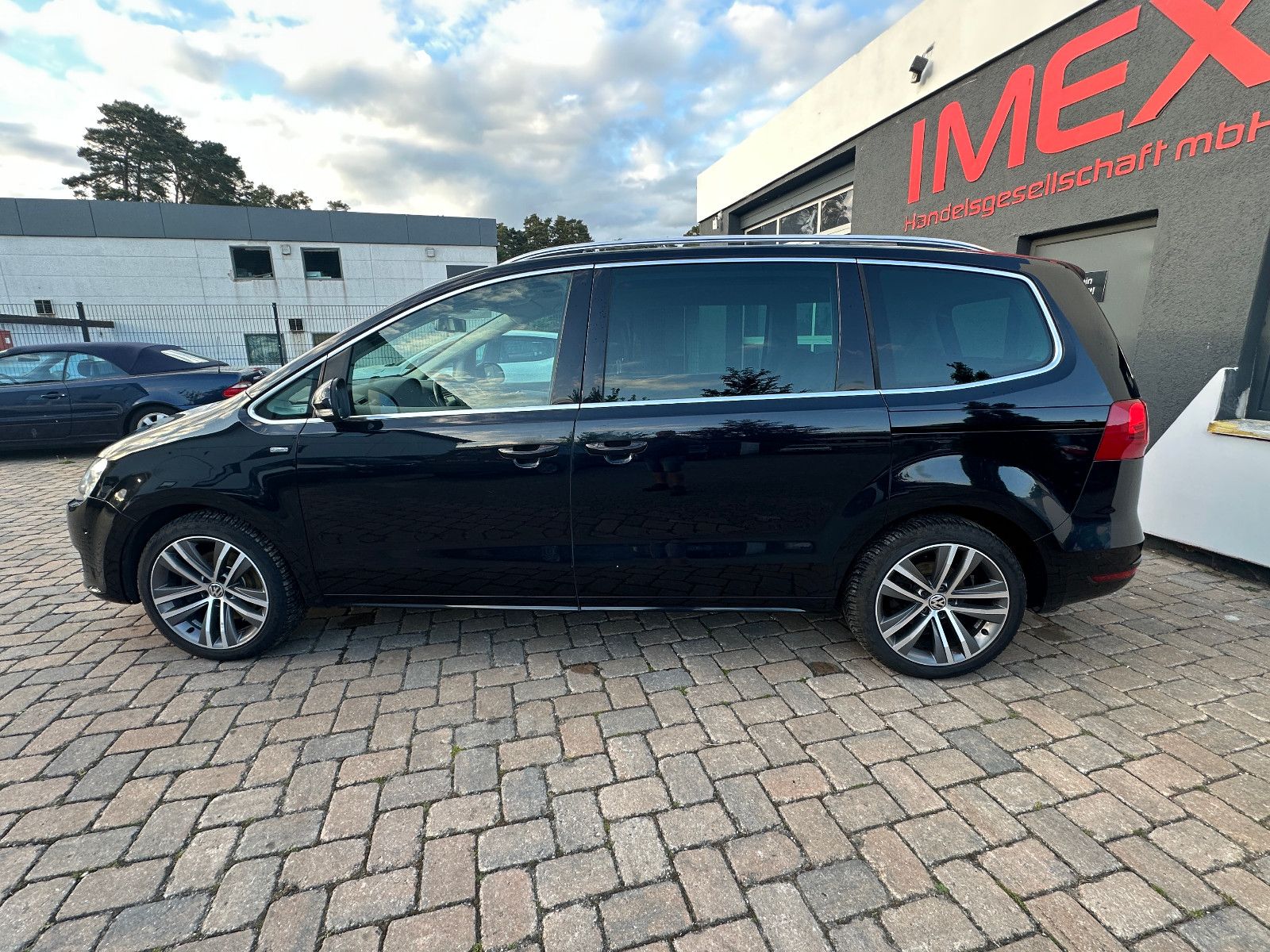 Fahrzeugabbildung Volkswagen Sharan Life 2.0 177 PS HU neu Pano AHK Navi SH