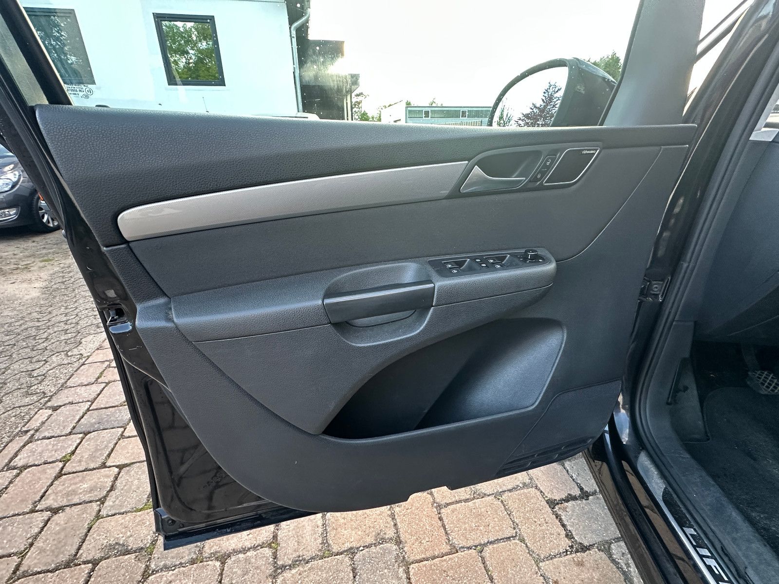 Fahrzeugabbildung Volkswagen Sharan Life 2.0 177 PS HU neu Pano AHK Navi SH