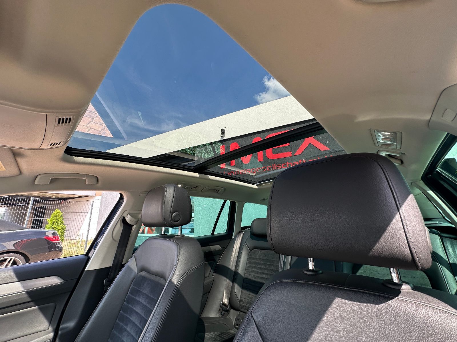 Fahrzeugabbildung Volkswagen Passat Highline 2.0 150 PS Leder Pano AHK LED