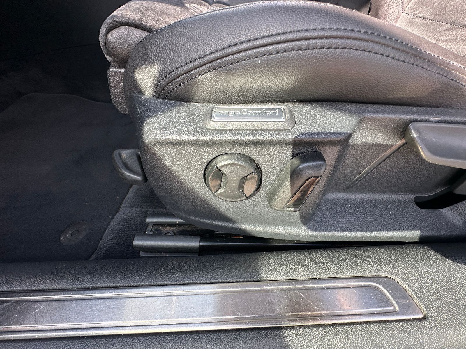 Fahrzeugabbildung Volkswagen Passat Highline 2.0 150 PS Leder Pano AHK LED