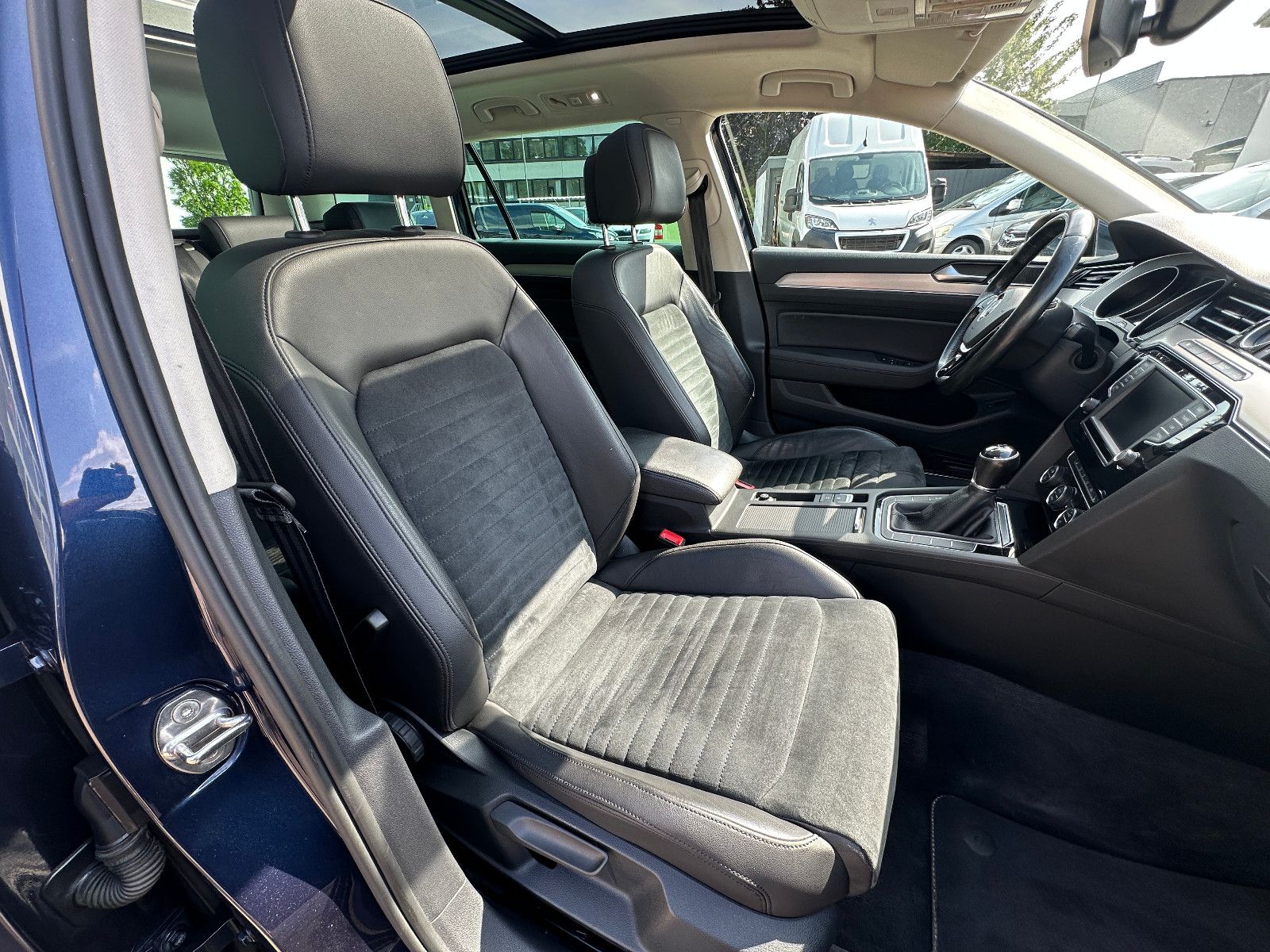 Fahrzeugabbildung Volkswagen Passat Highline 2.0 150 PS Leder Pano AHK LED