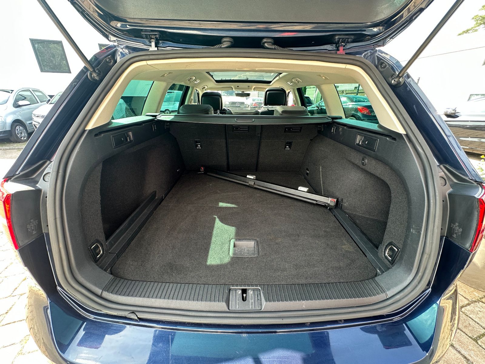 Fahrzeugabbildung Volkswagen Passat Highline 2.0 150 PS Leder Pano AHK LED