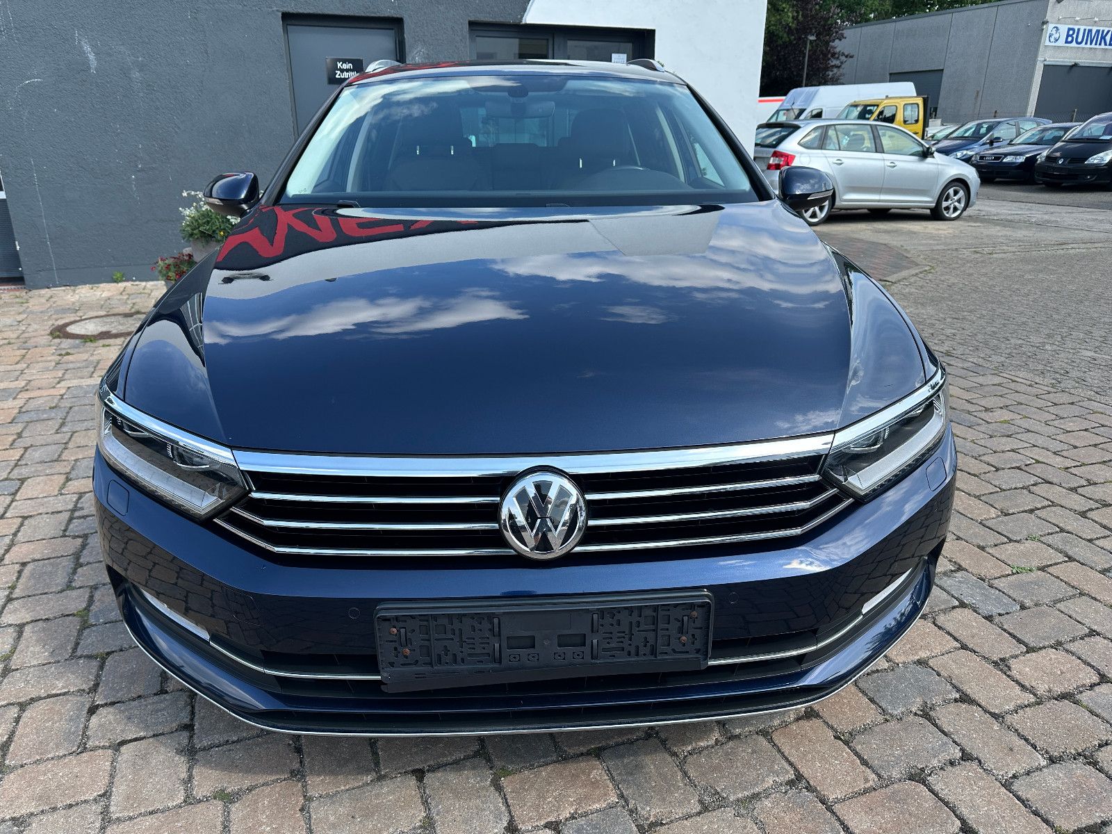 Fahrzeugabbildung Volkswagen Passat Highline 2.0 150 PS Leder Pano AHK LED