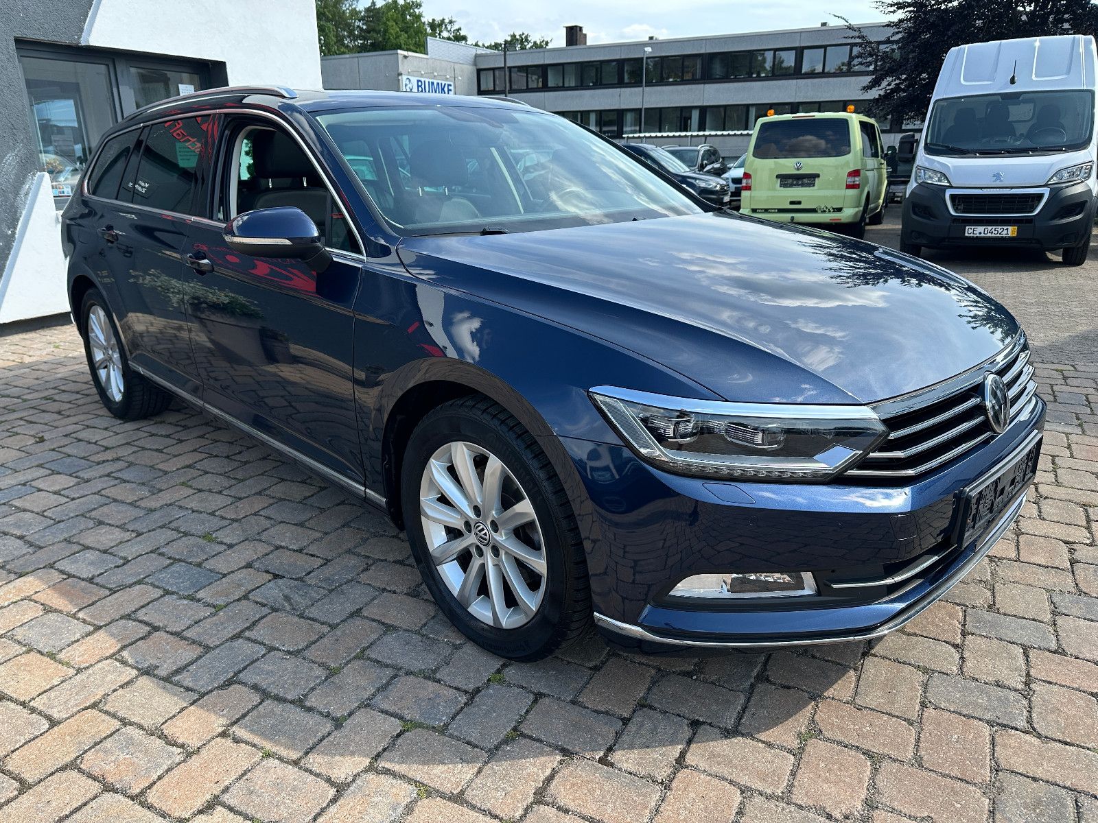 Fahrzeugabbildung Volkswagen Passat Highline 2.0 150 PS Leder Pano AHK LED