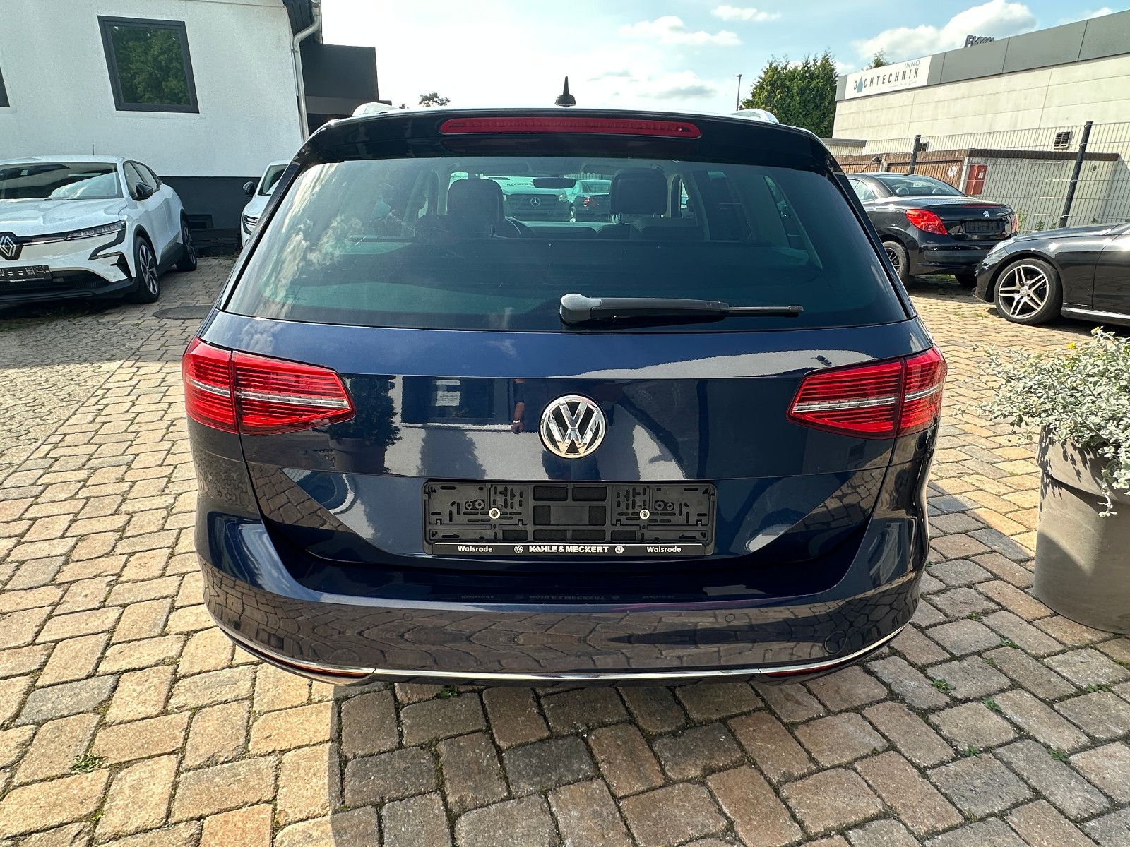 Fahrzeugabbildung Volkswagen Passat Highline 2.0 150 PS Leder Pano AHK LED