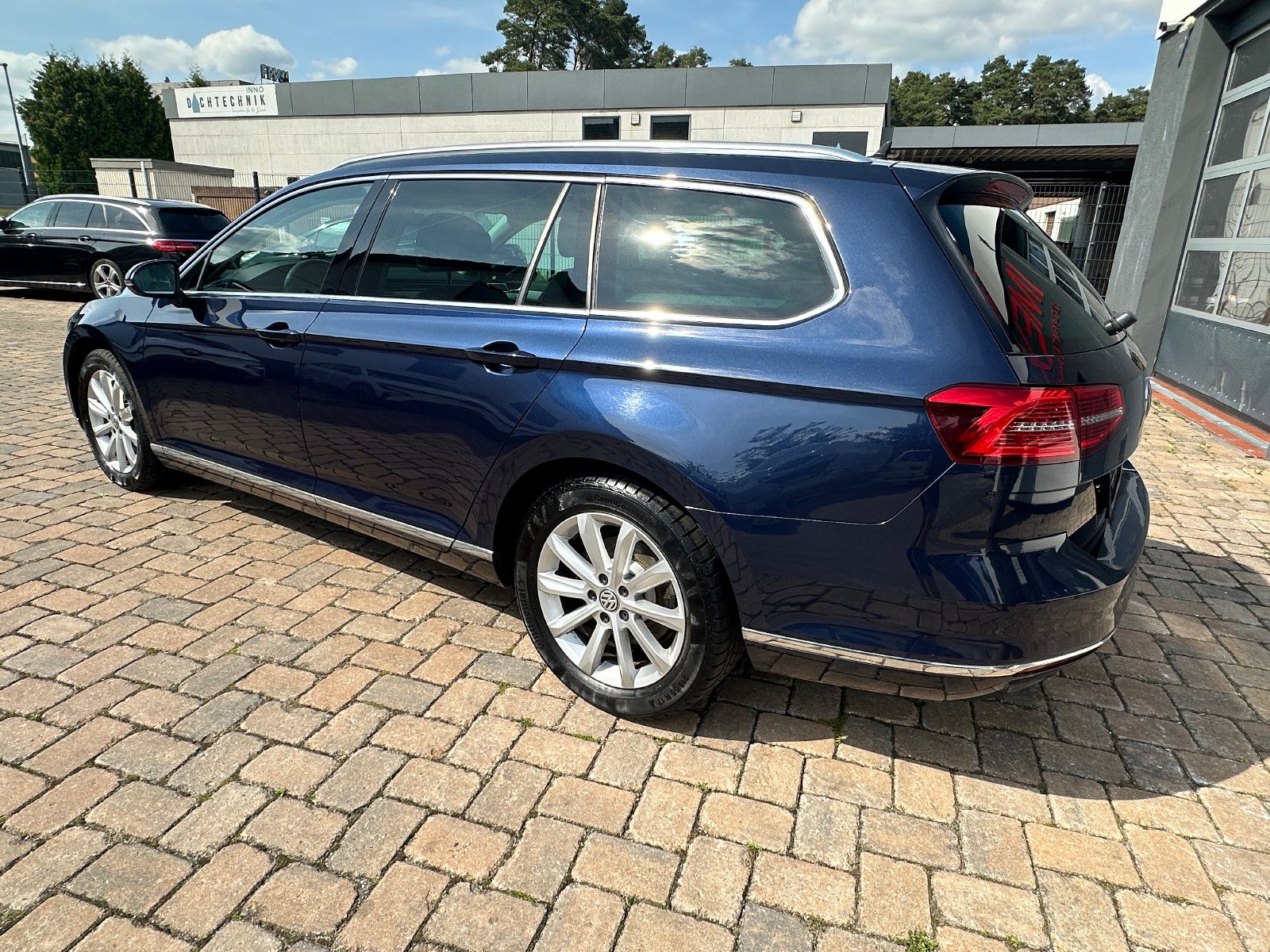 Fahrzeugabbildung Volkswagen Passat Highline 2.0 150 PS Leder Pano AHK LED