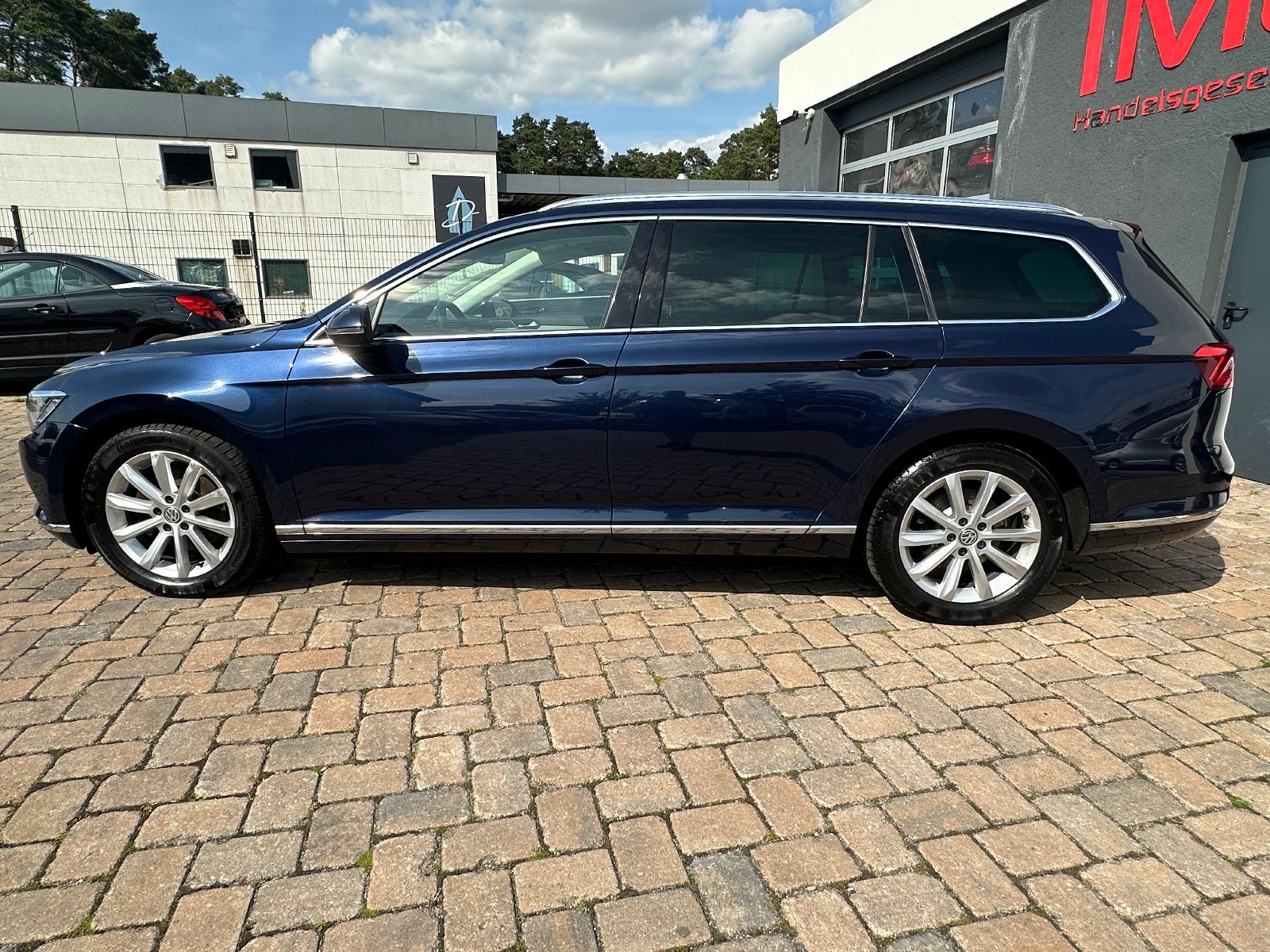Fahrzeugabbildung Volkswagen Passat Highline 2.0 150 PS Leder Pano AHK LED