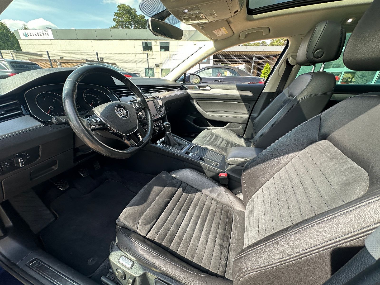 Fahrzeugabbildung Volkswagen Passat Highline 2.0 150 PS Leder Pano AHK LED