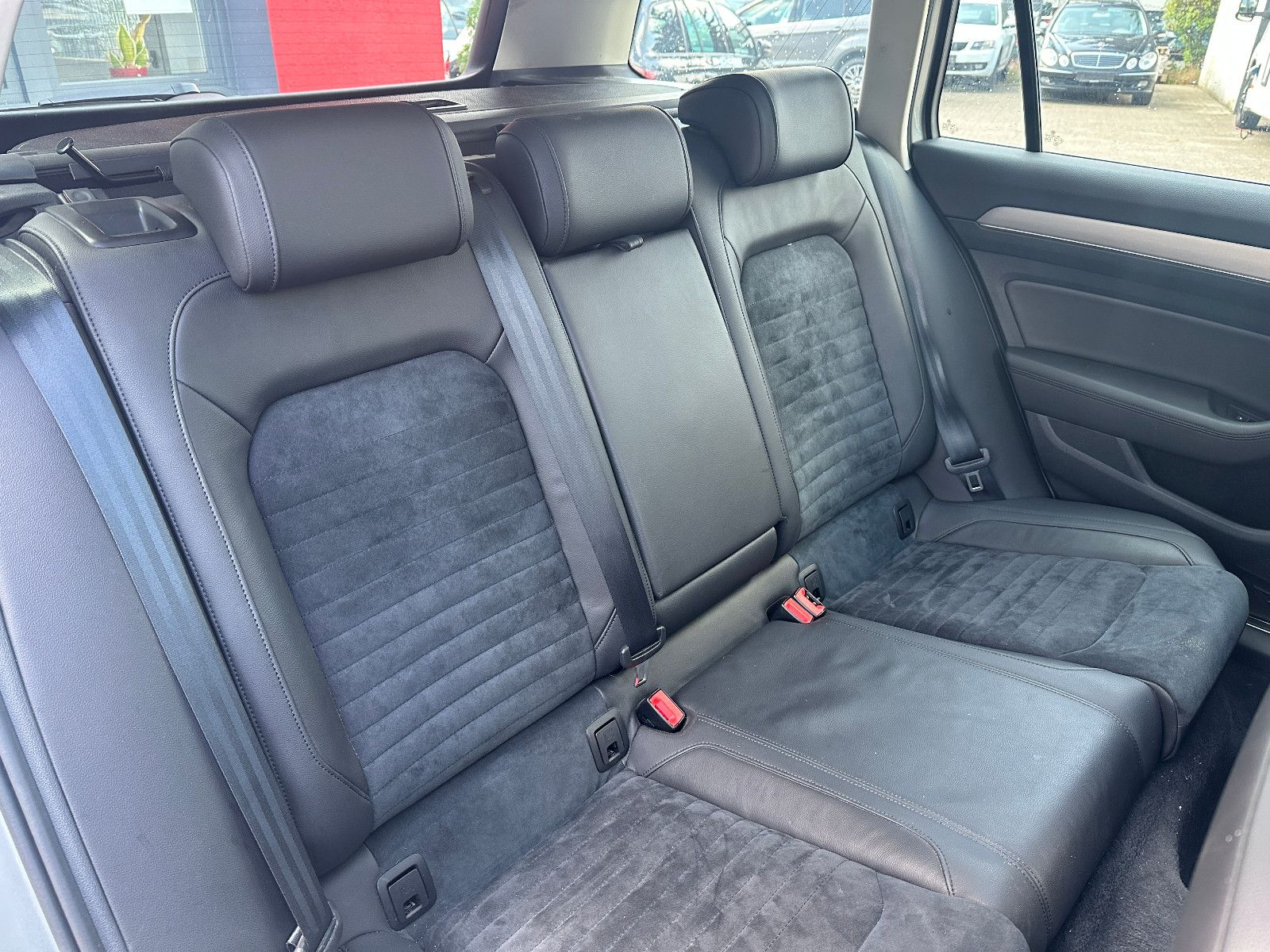 Fahrzeugabbildung Volkswagen Passat Highline 4Motion 239  PS Pano