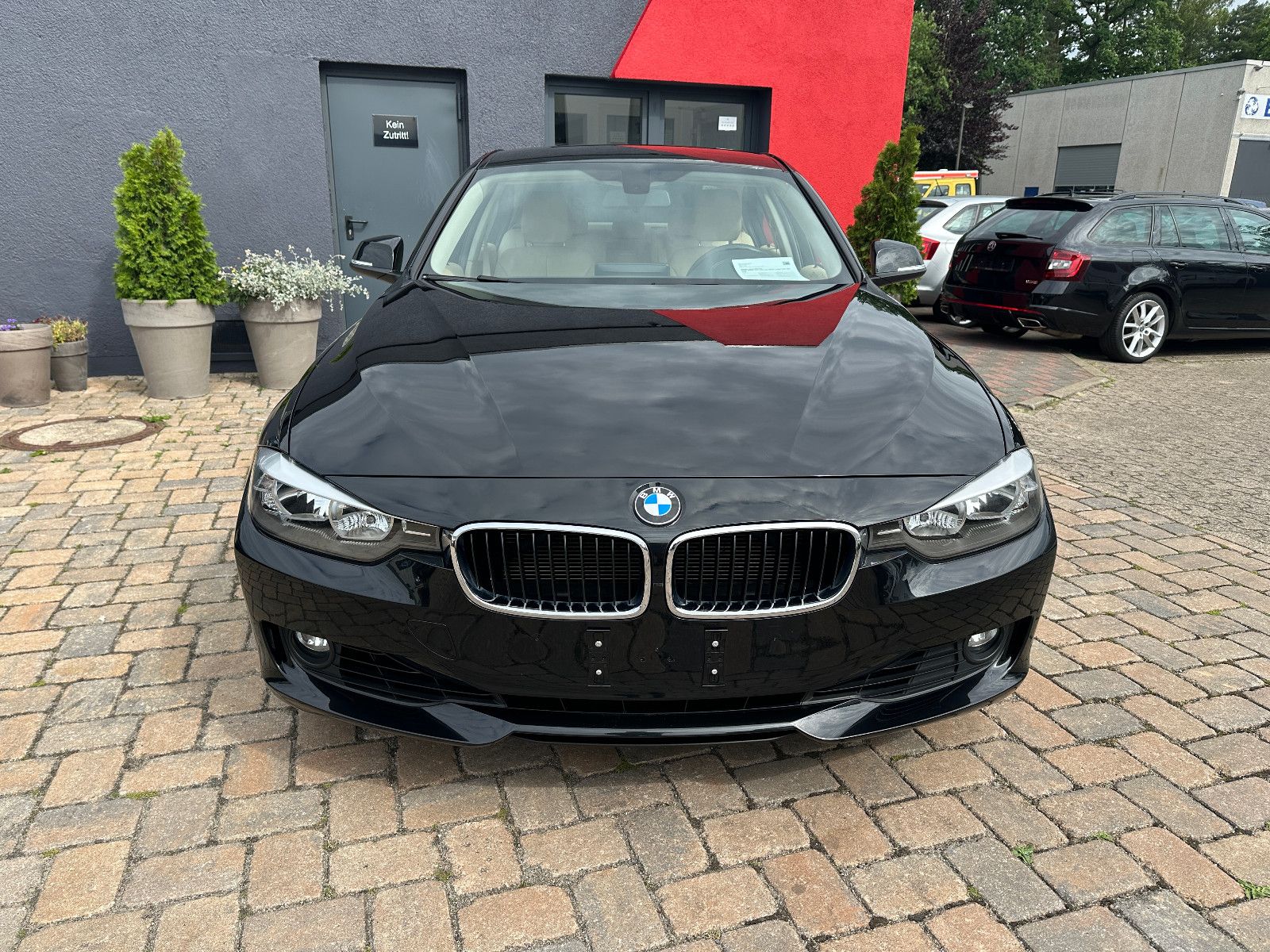 Fahrzeugabbildung BMW BMW 335 i HU neu Navi Leder LED SH S/W