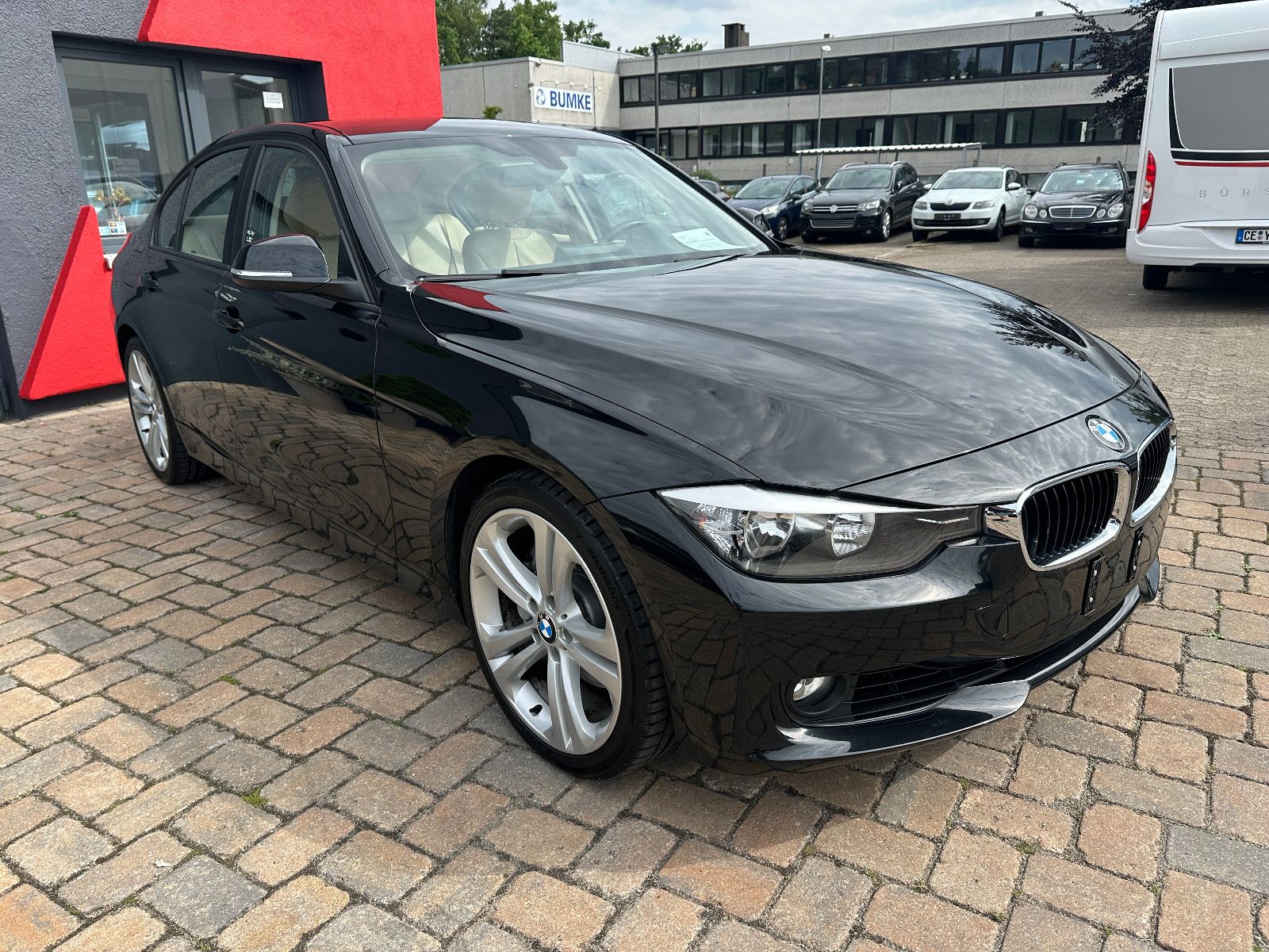 Fahrzeugabbildung BMW BMW 335 i HU neu Navi Leder LED SH S/W