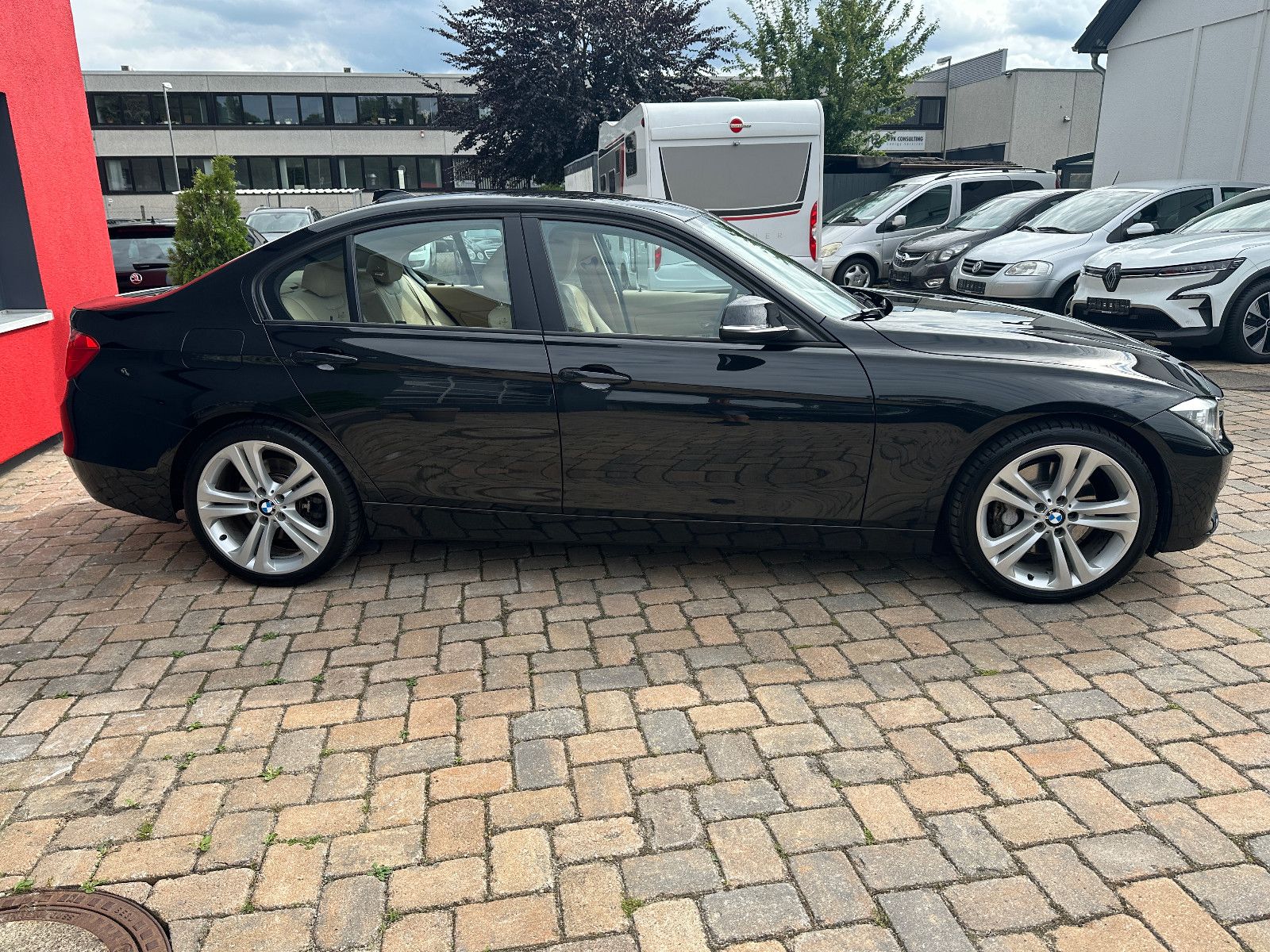 Fahrzeugabbildung BMW BMW 335 i HU neu Navi Leder LED SH S/W