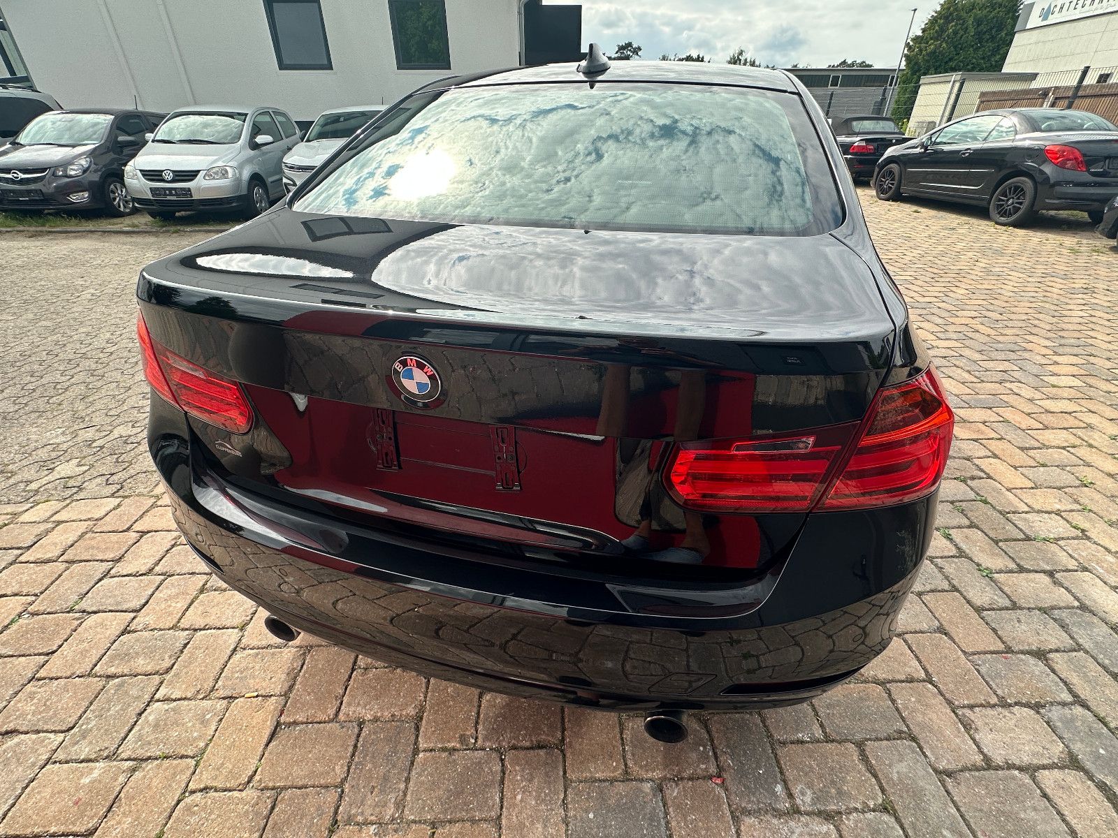 Fahrzeugabbildung BMW BMW 335 i HU neu Navi Leder LED SH S/W