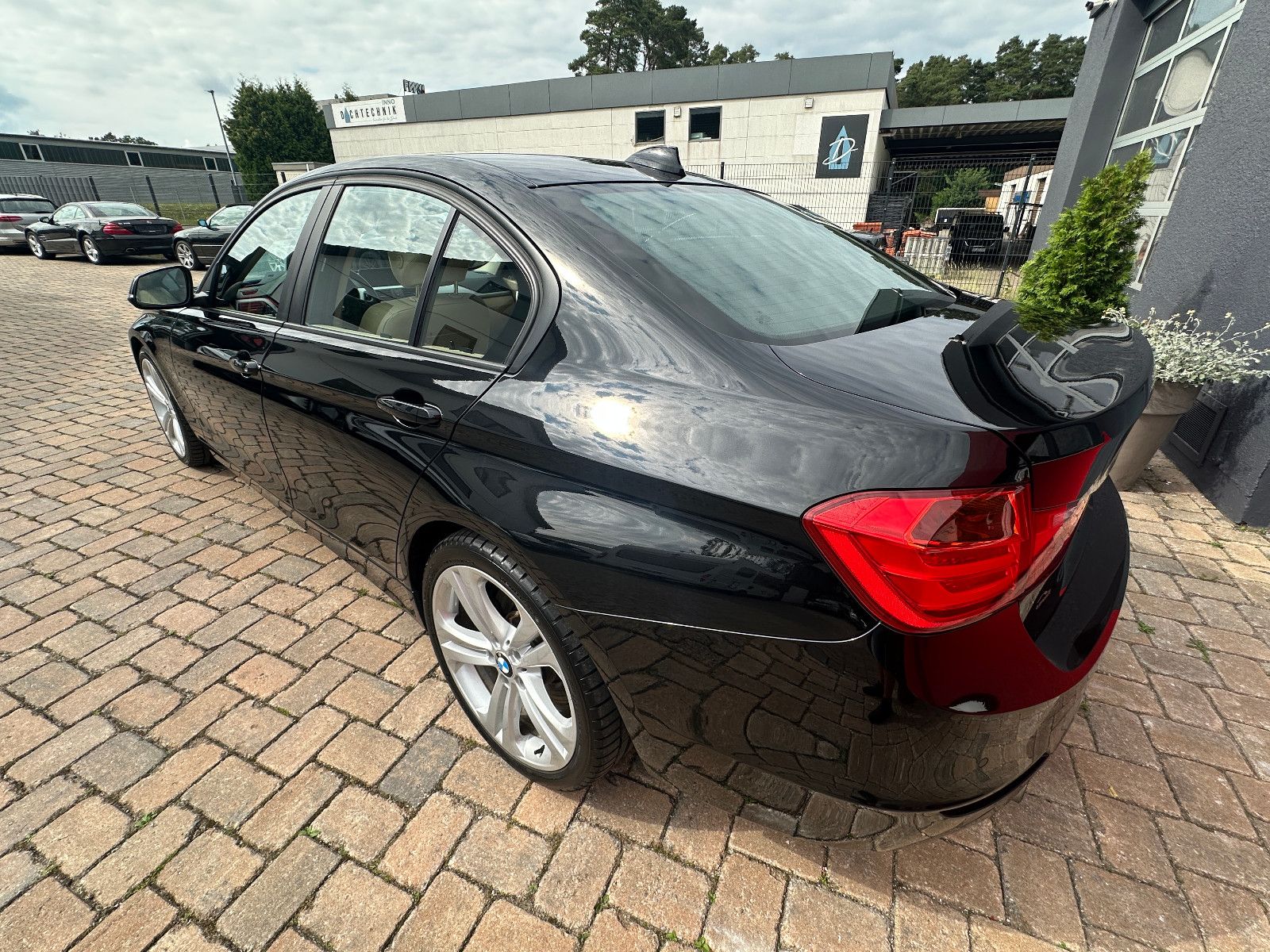Fahrzeugabbildung BMW BMW 335 i HU neu Navi Leder LED SH S/W