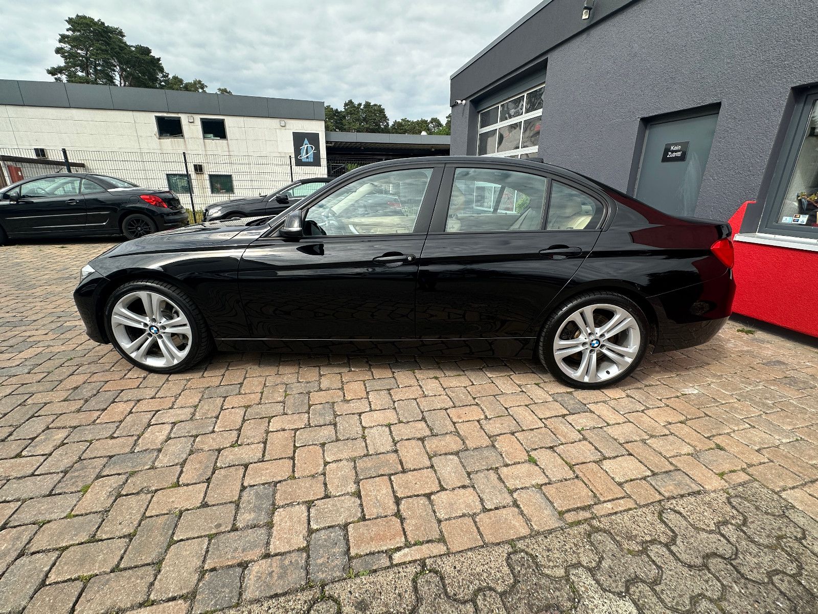Fahrzeugabbildung BMW BMW 335 i HU neu Navi Leder LED SH S/W