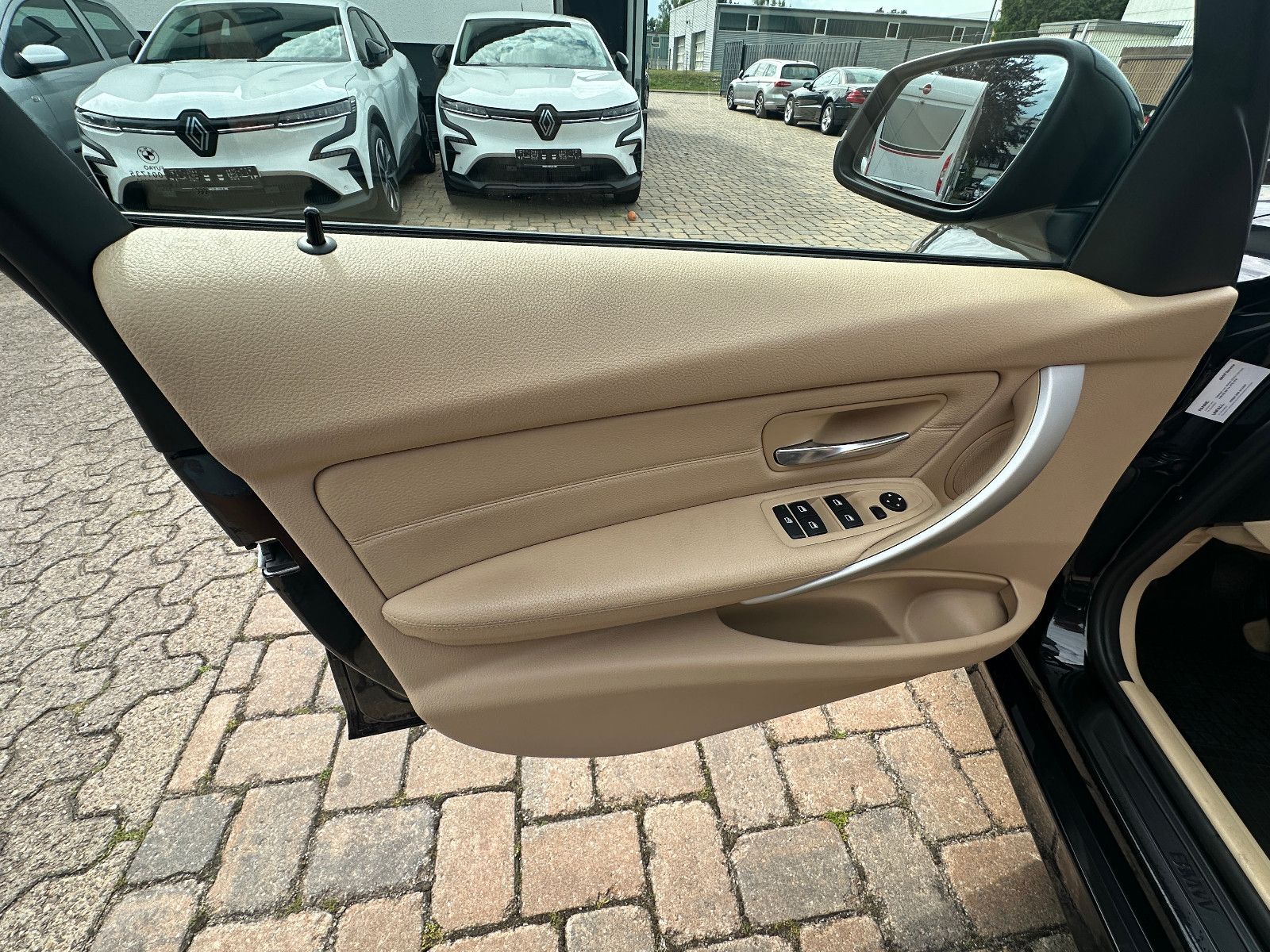 Fahrzeugabbildung BMW BMW 335 i HU neu Navi Leder LED SH S/W