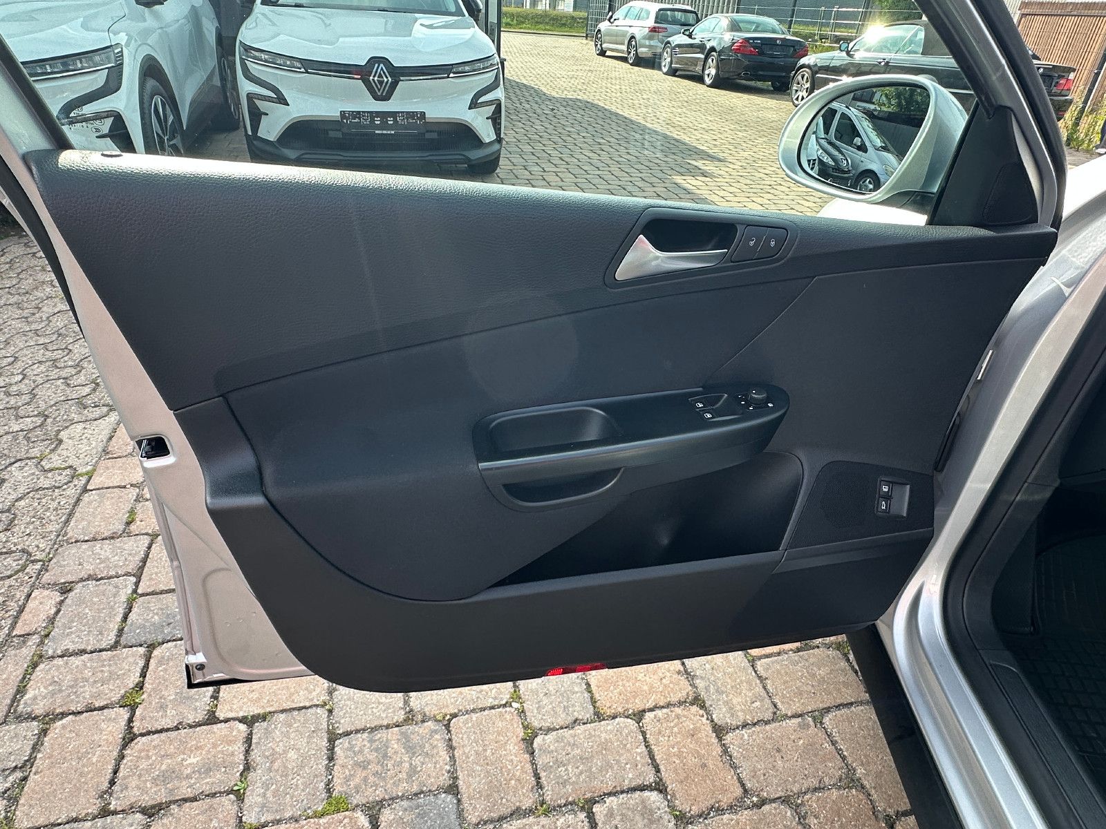 Fahrzeugabbildung Volkswagen Passat Trendline 1.4 122 PS HU neu Autom. Klima