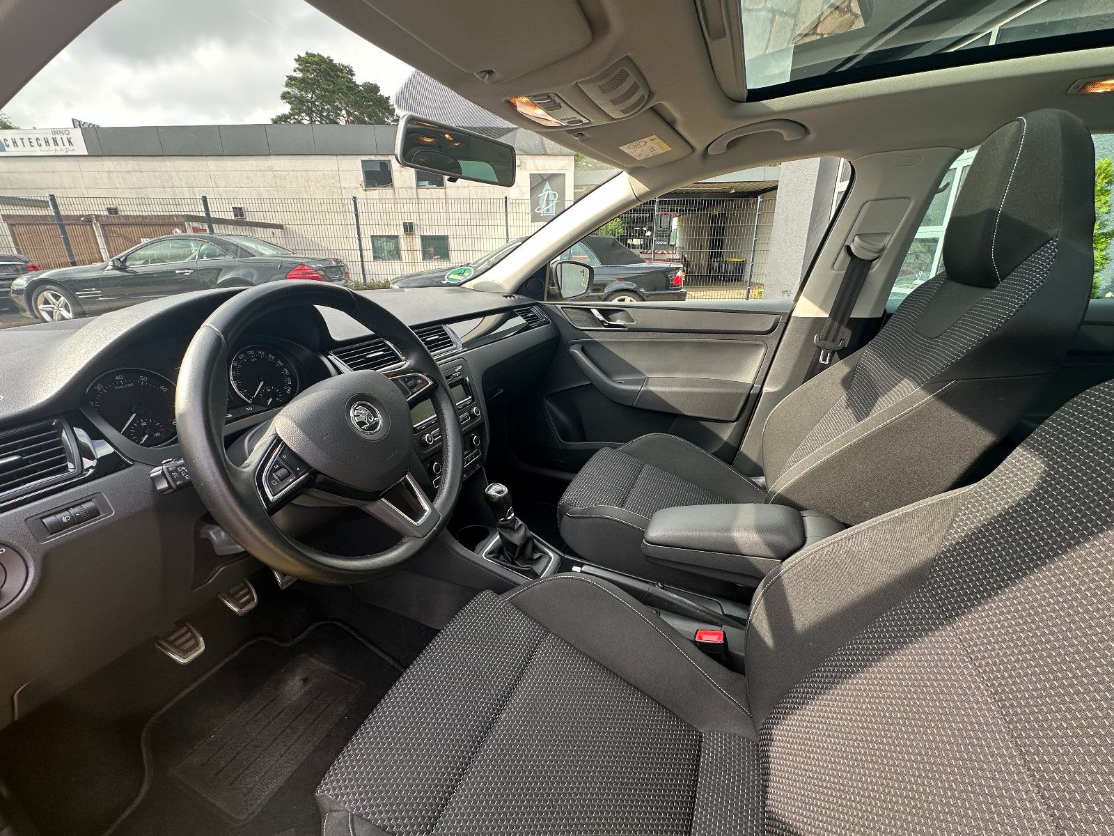 Fahrzeugabbildung Skoda Rapid  Style Plus 1.2 86 PS Pano Sport Xenon