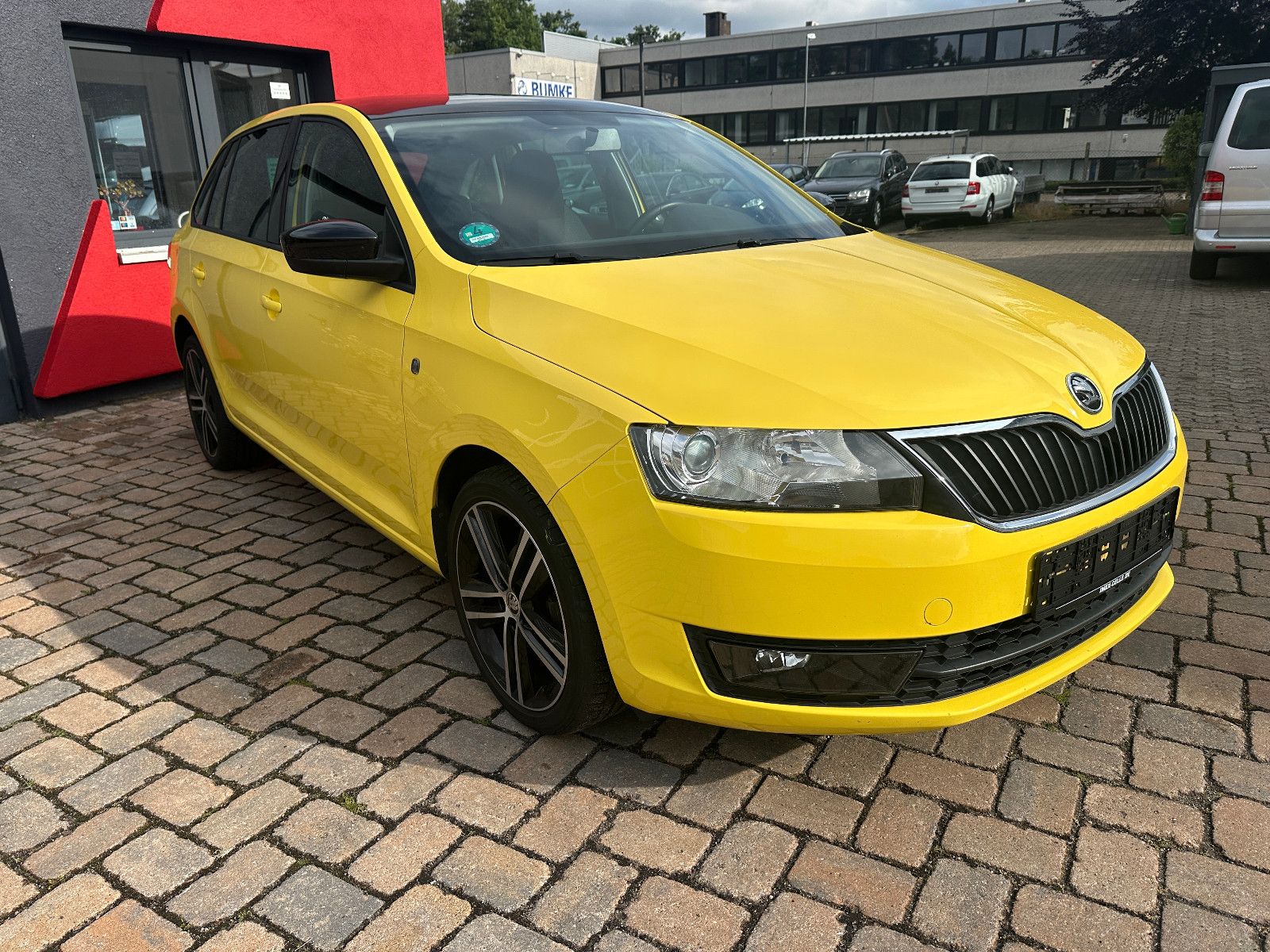 Fahrzeugabbildung Skoda Rapid  Style Plus 1.2 86 PS Pano Sport Xenon