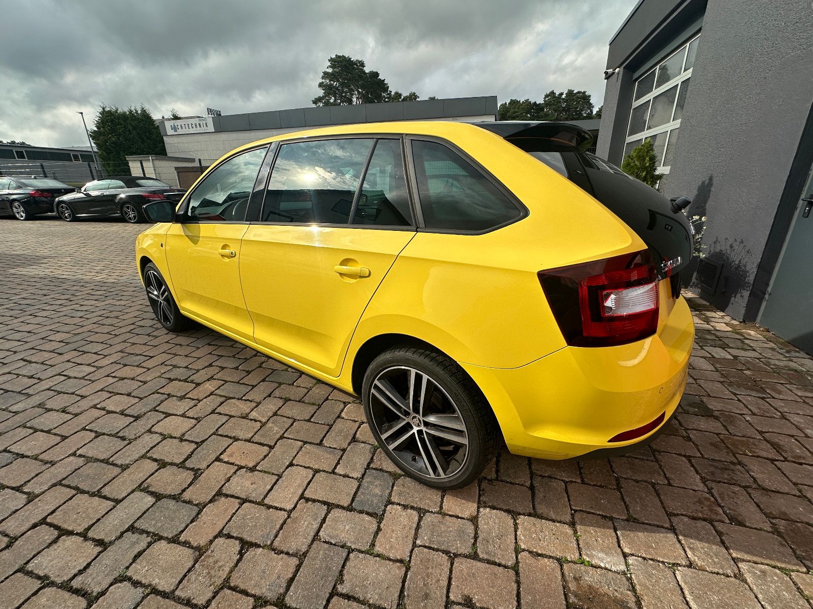 Fahrzeugabbildung Skoda Rapid  Style Plus 1.2 86 PS Pano Sport Xenon