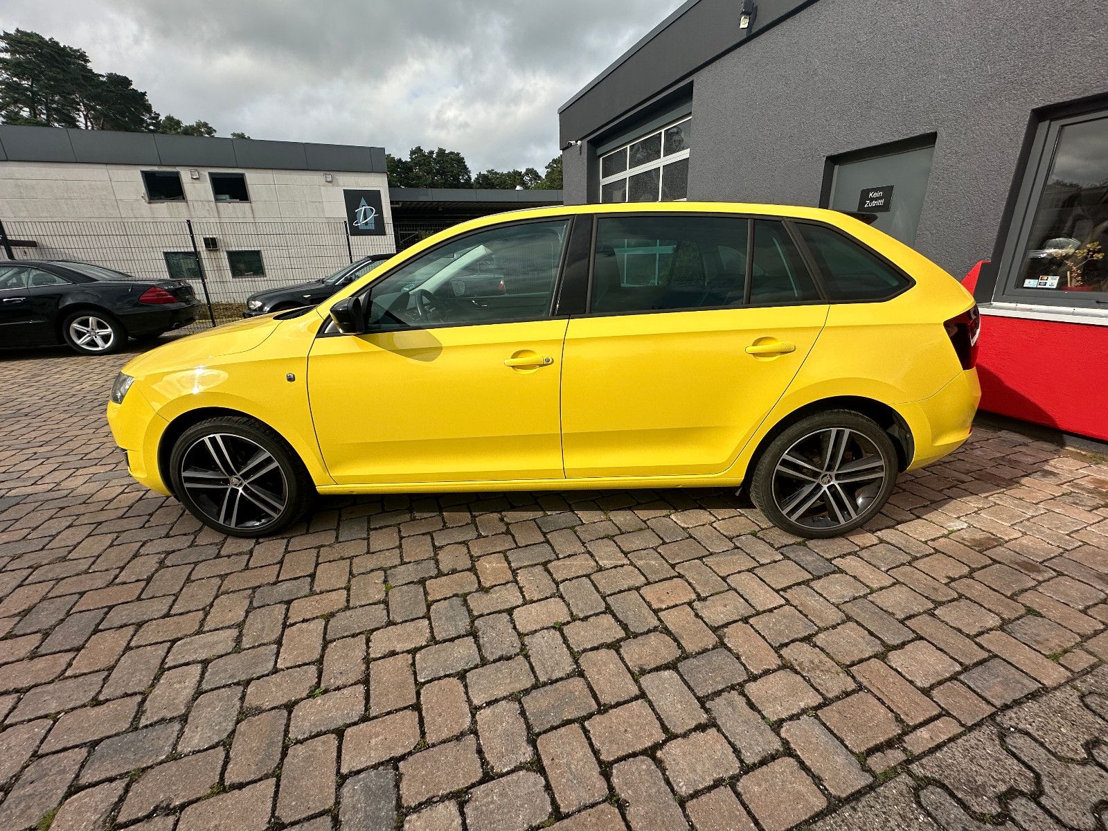 Fahrzeugabbildung Skoda Rapid  Style Plus 1.2 86 PS Pano Sport Xenon